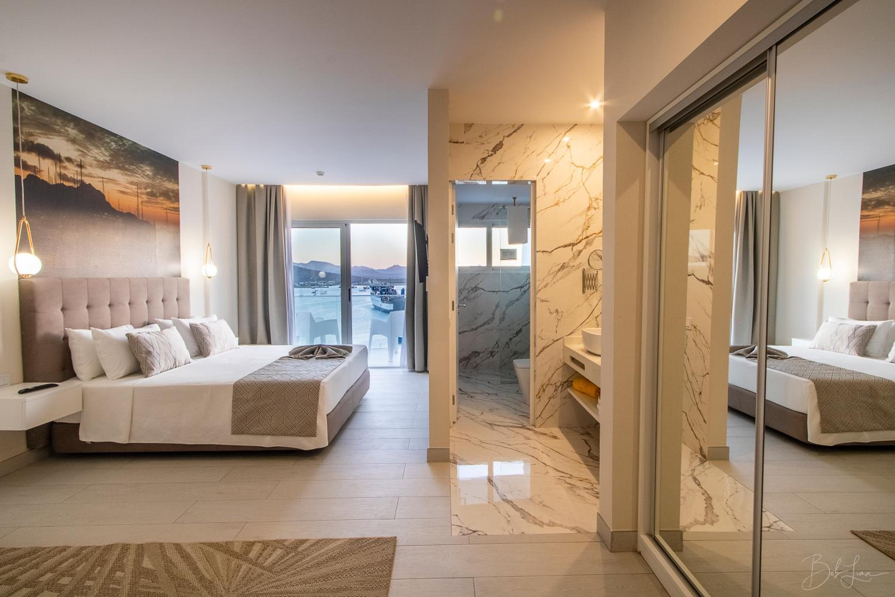 Suite with Spa Bath photo 3