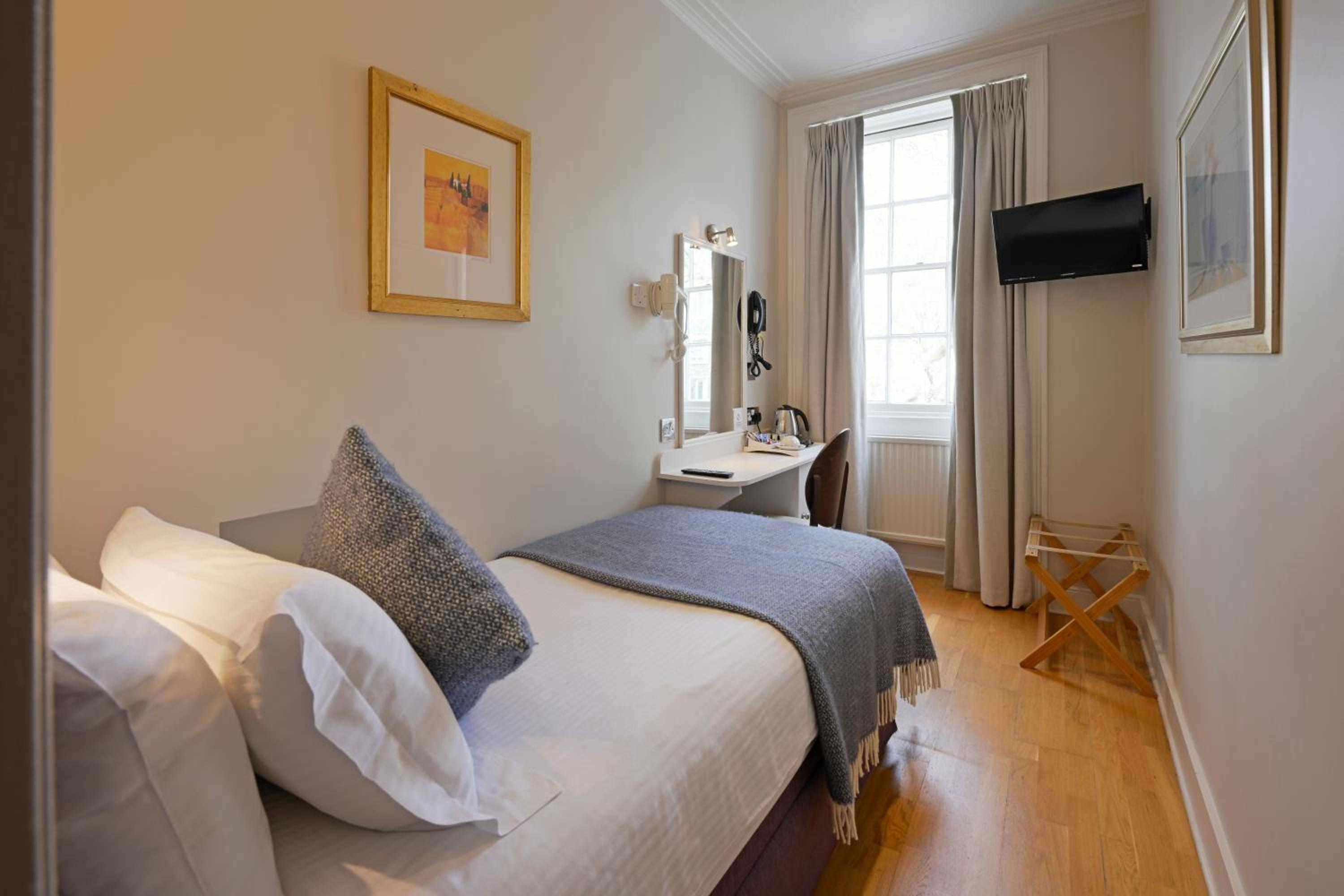 Standard Single Room with Shower photo 3
