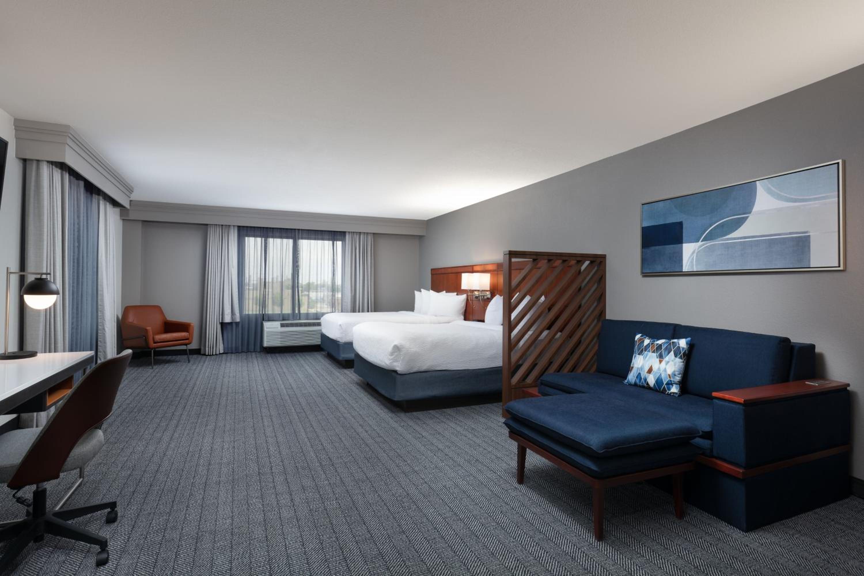Junior Queen Suite - Photo 1
