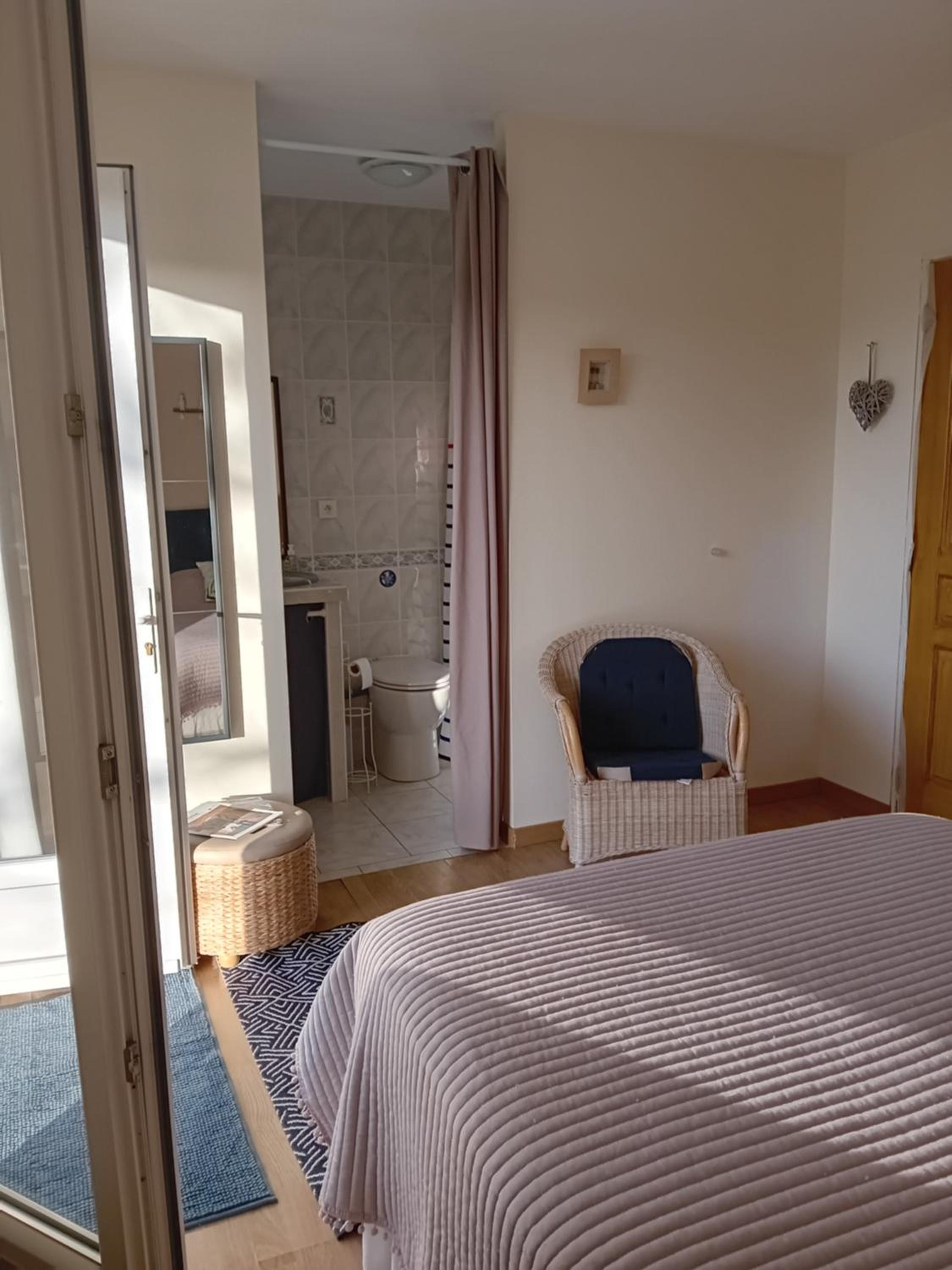 Double Room with Private Bathroom - Photo 9