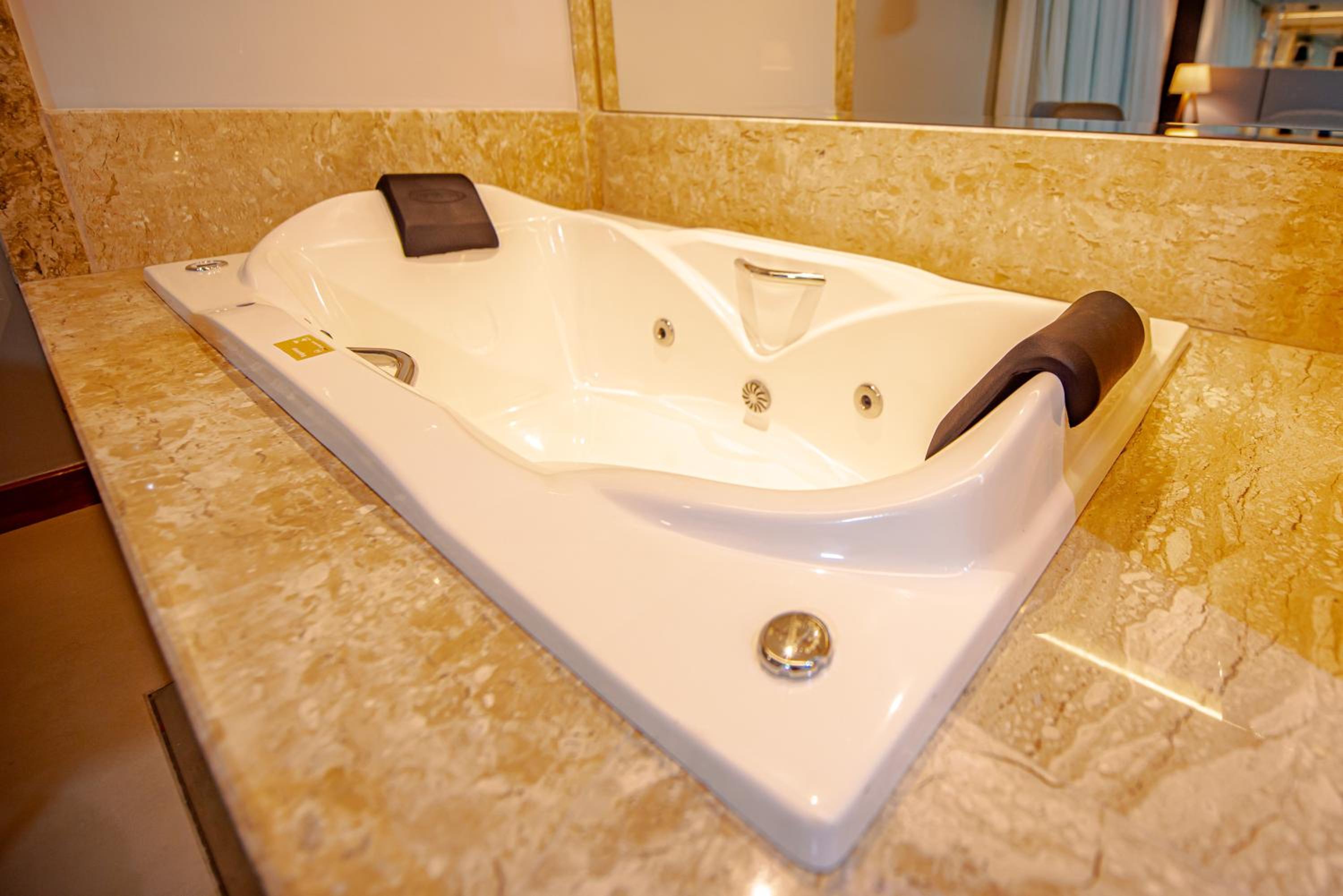 King Suite with Spa Bath photo 3