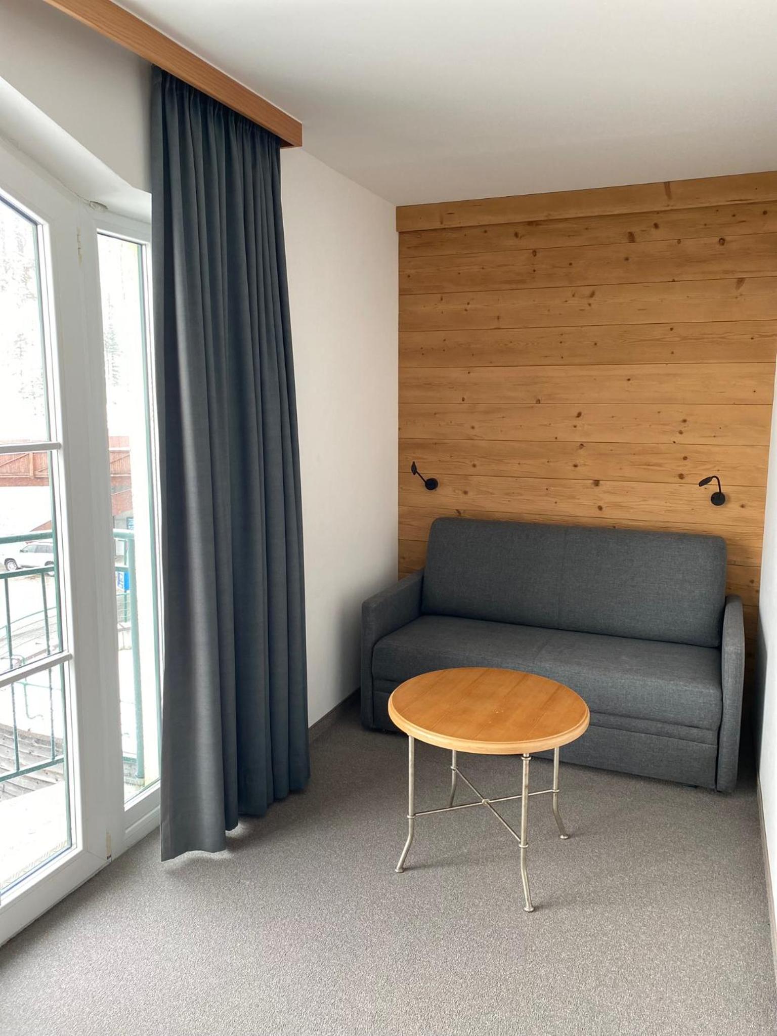 Family Room with Balcony photo 3