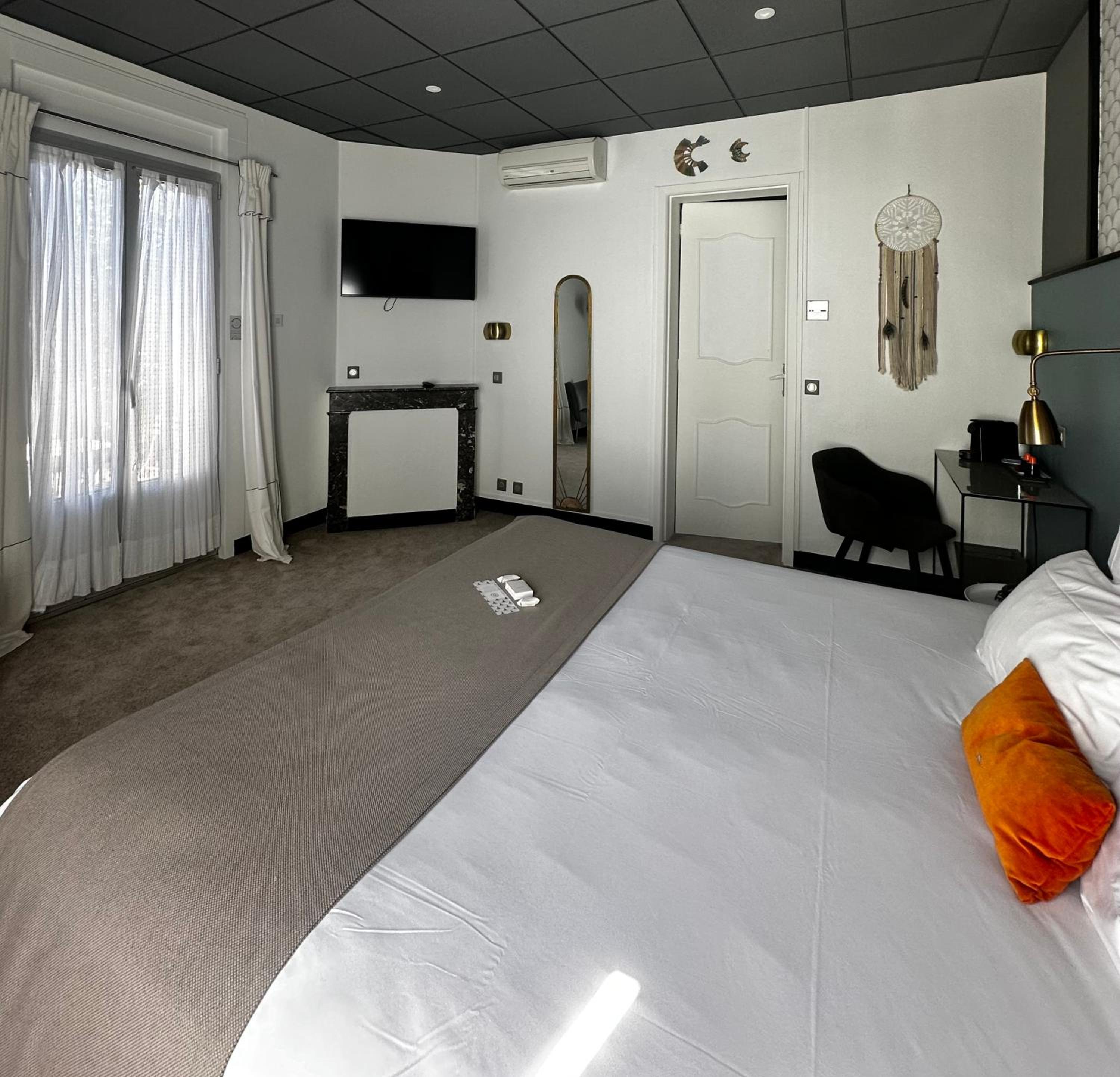 Large Double Room with Partial Sea View photo 3