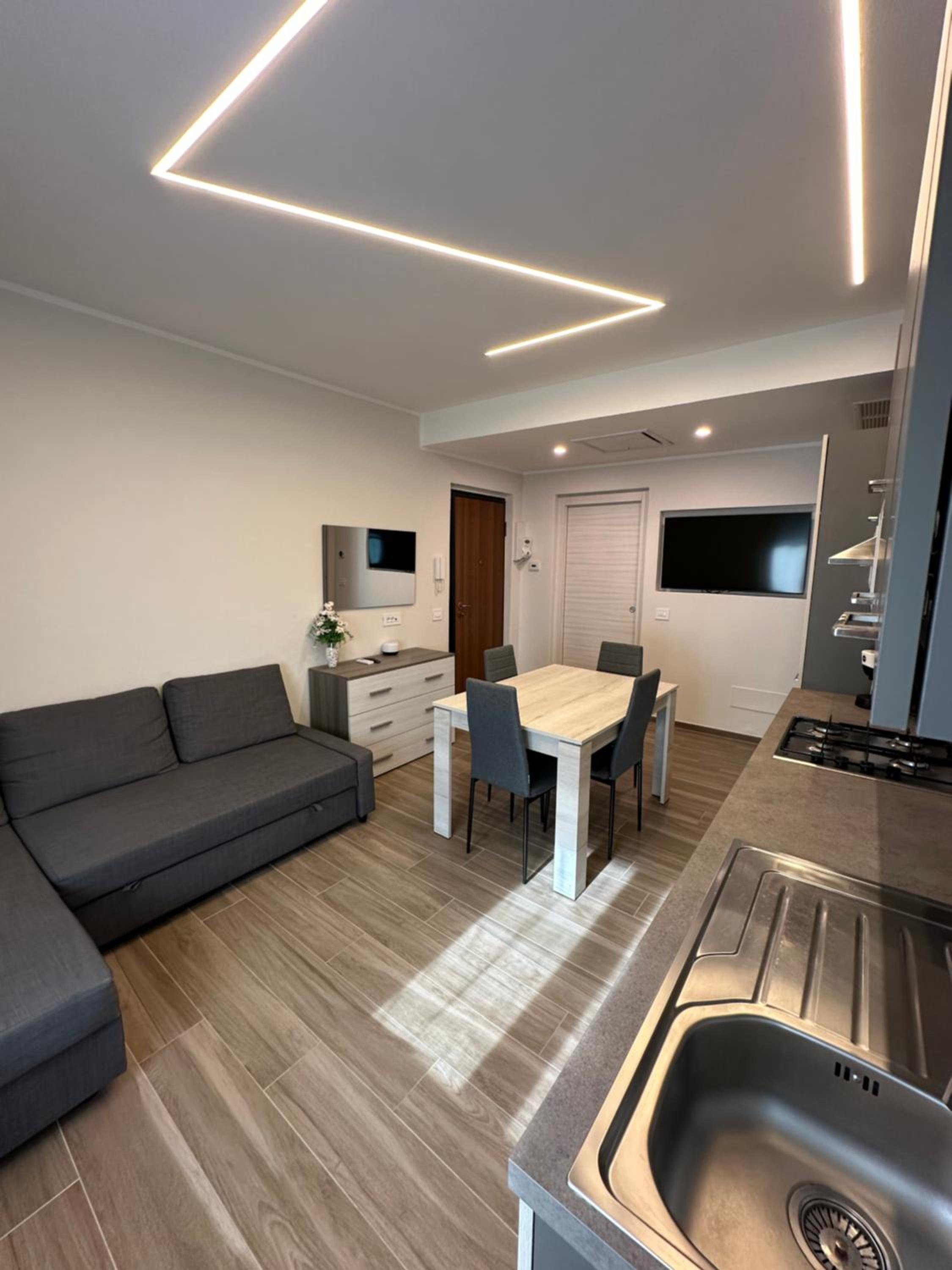One-Bedroom Apartment photo 1