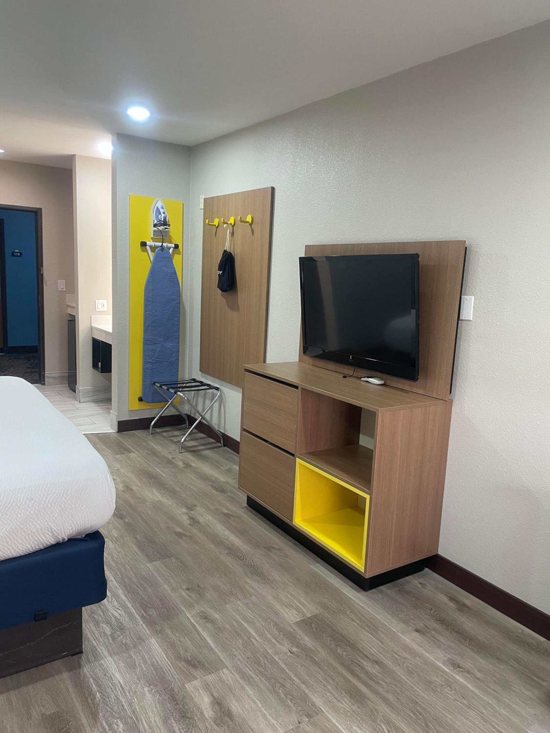 Queen Room with Two Queen Beds - Non-Smoking - Photo 1