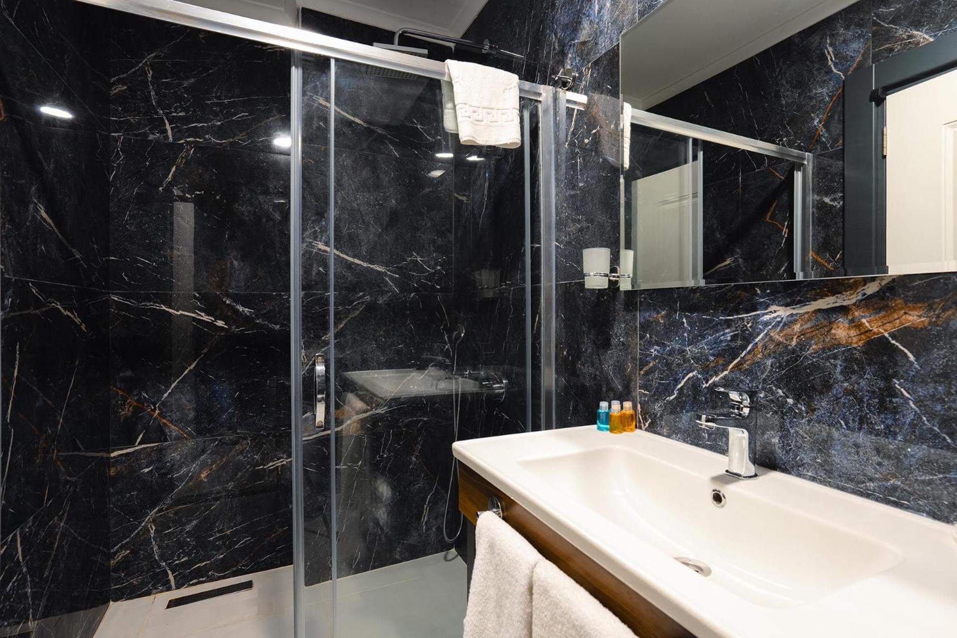 Standard Suite - Photo 2