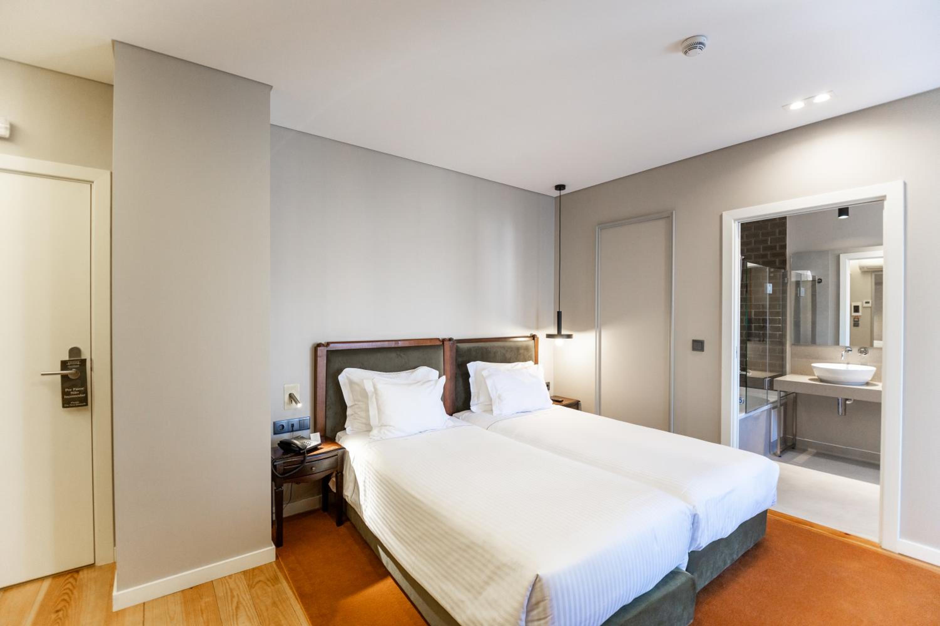 Deluxe Twin Room - Photo 9