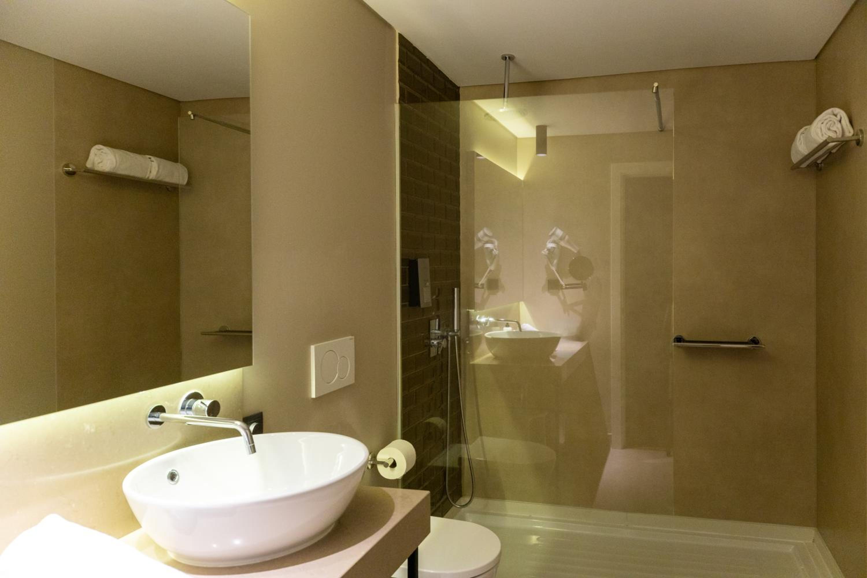 Deluxe Double Room - Photo 8