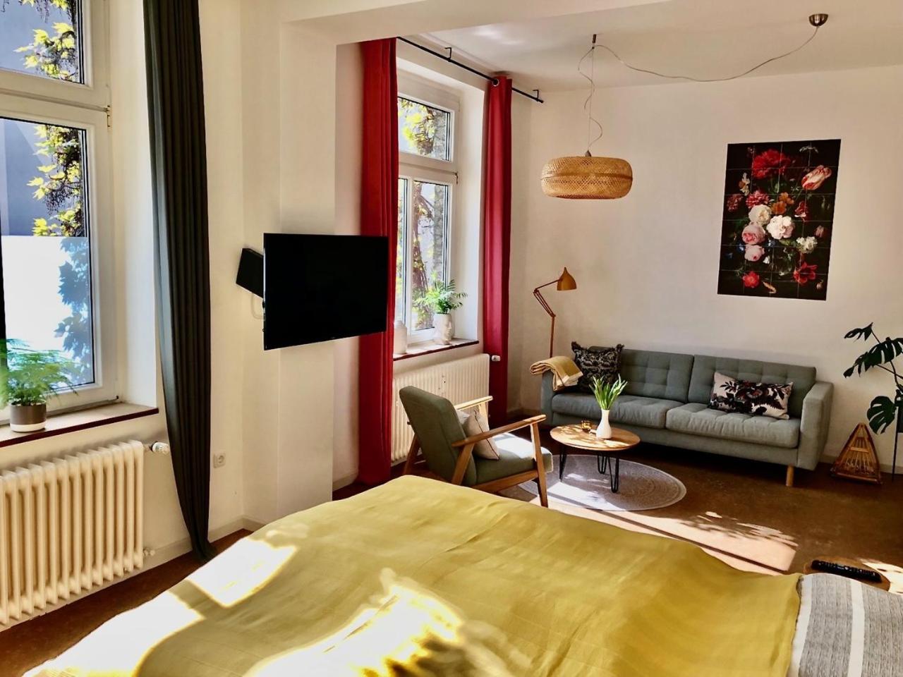 Studio Apartment - Photo 2