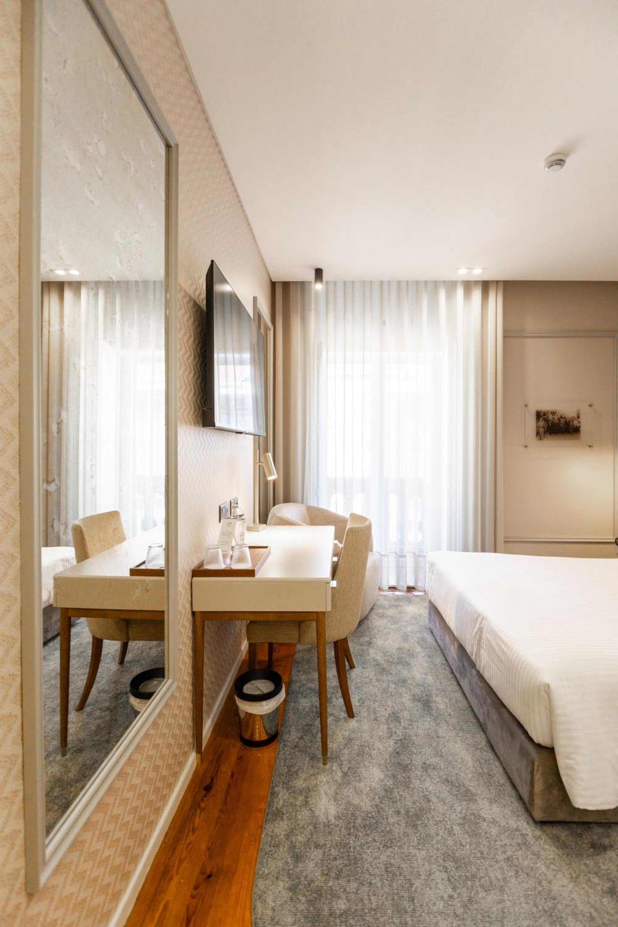 Deluxe Double Room - Photo 11