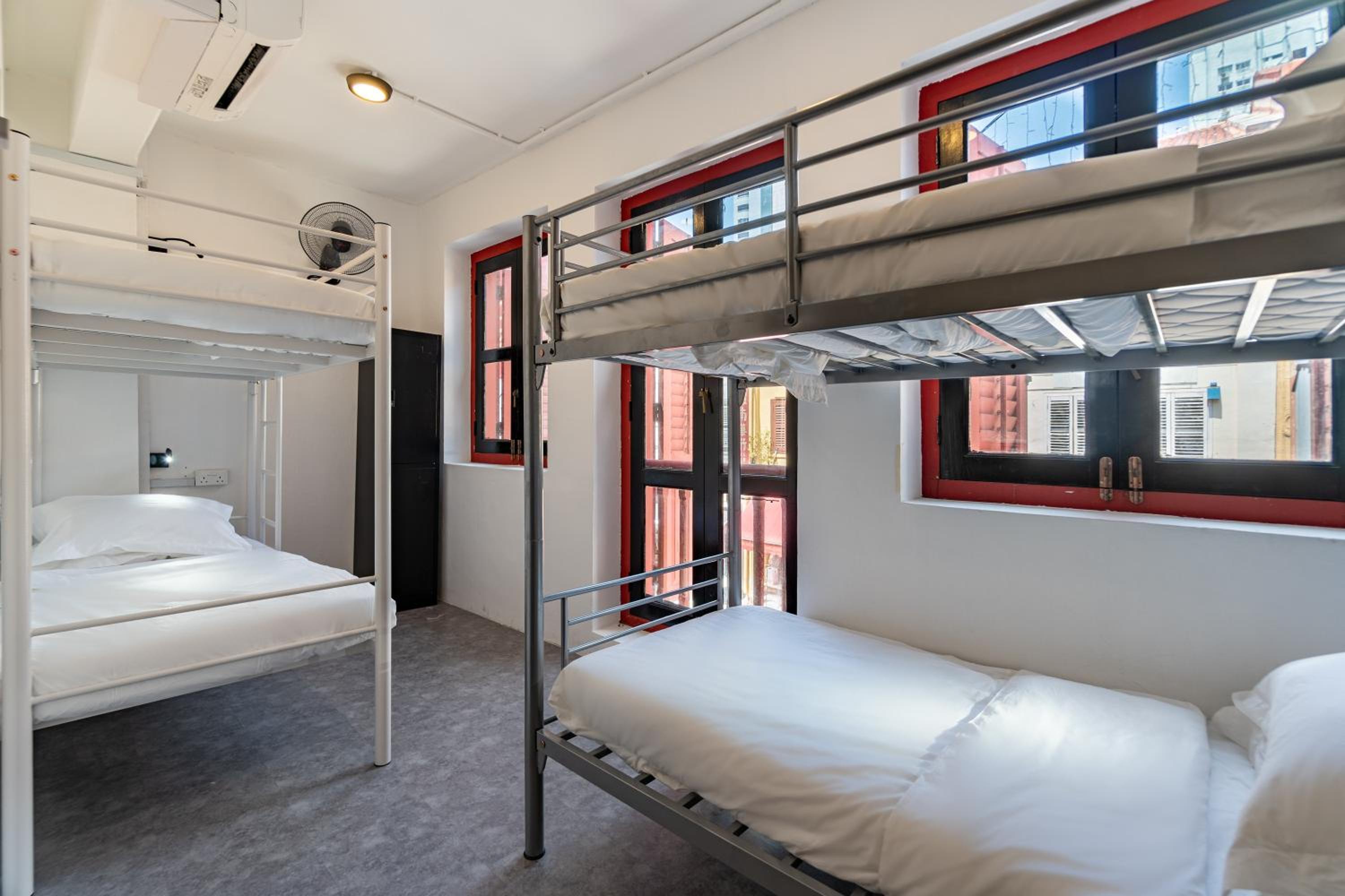 Single Bed in 6-Bed Mixed Dorm photo 1