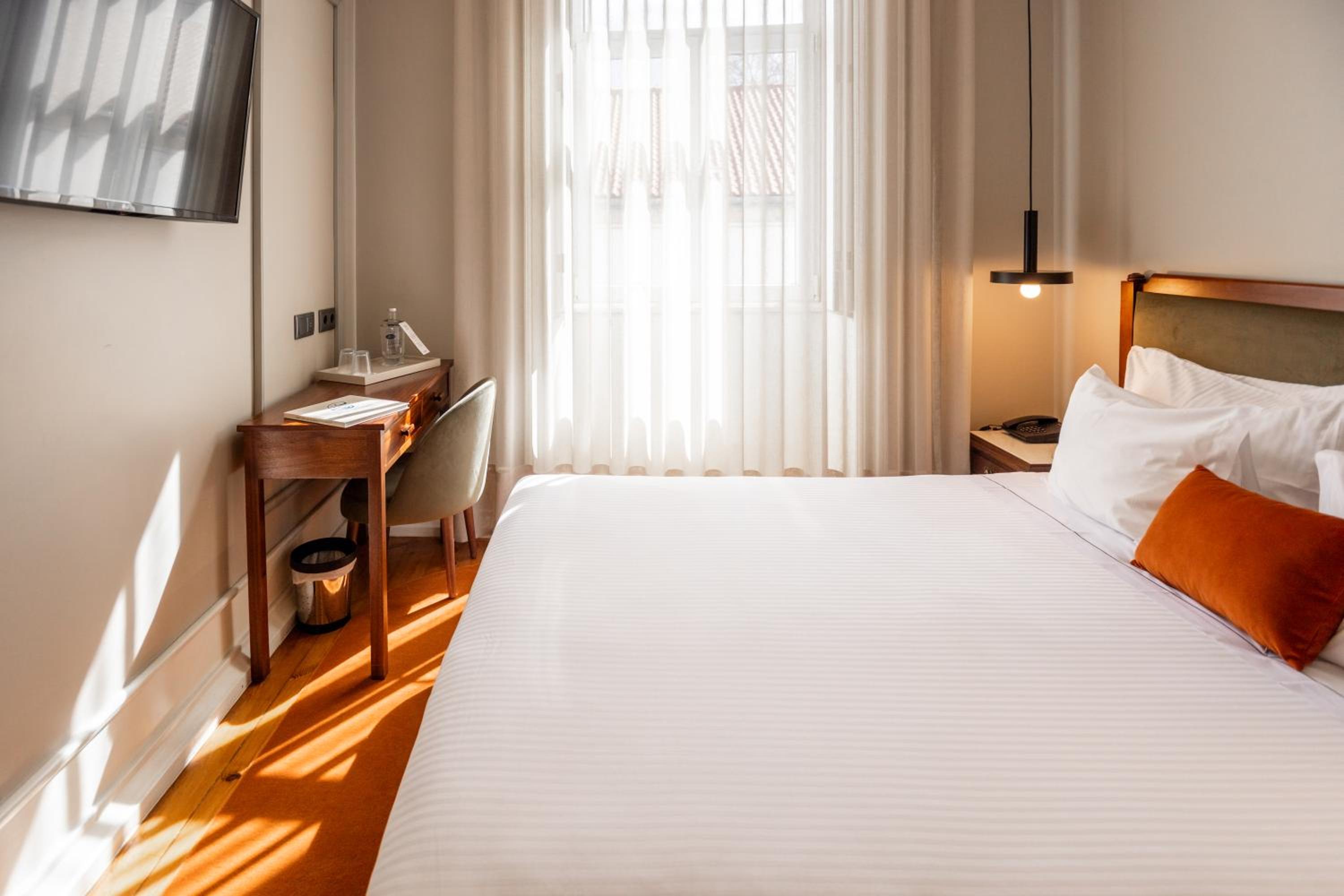 Classic Double or Twin Room - Photo 9
