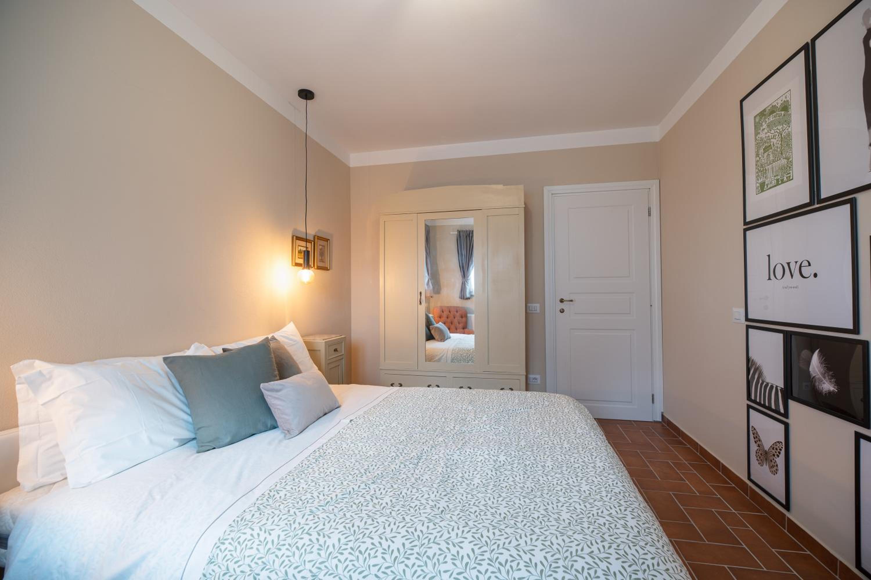 Deluxe One-Bedroom Apartment