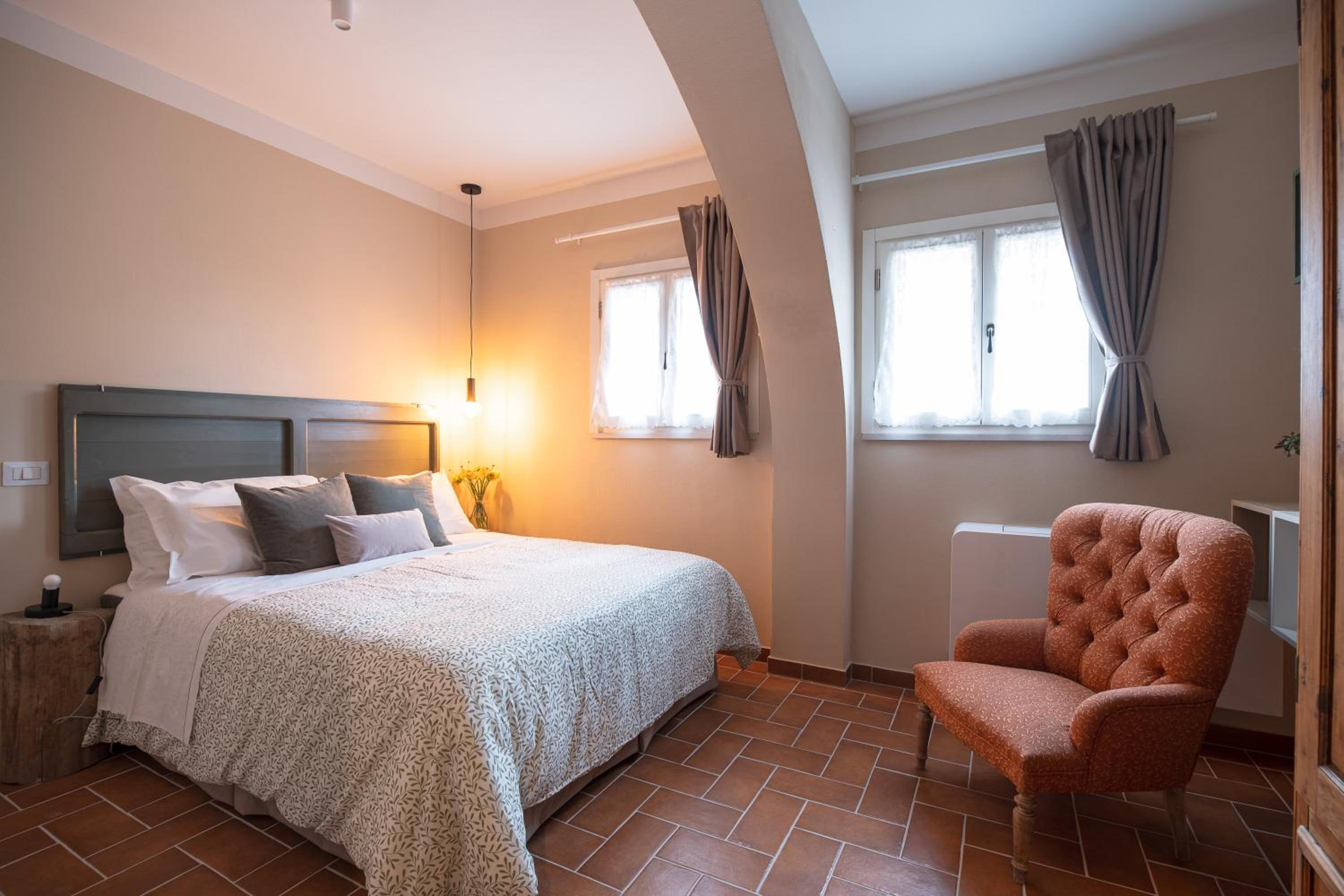 Deluxe One-Bedroom Apartment