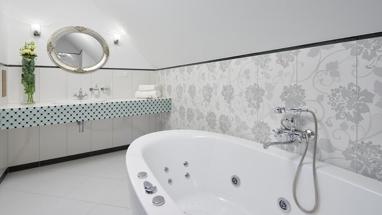 Deluxe Suite with Spa Bath photo 3