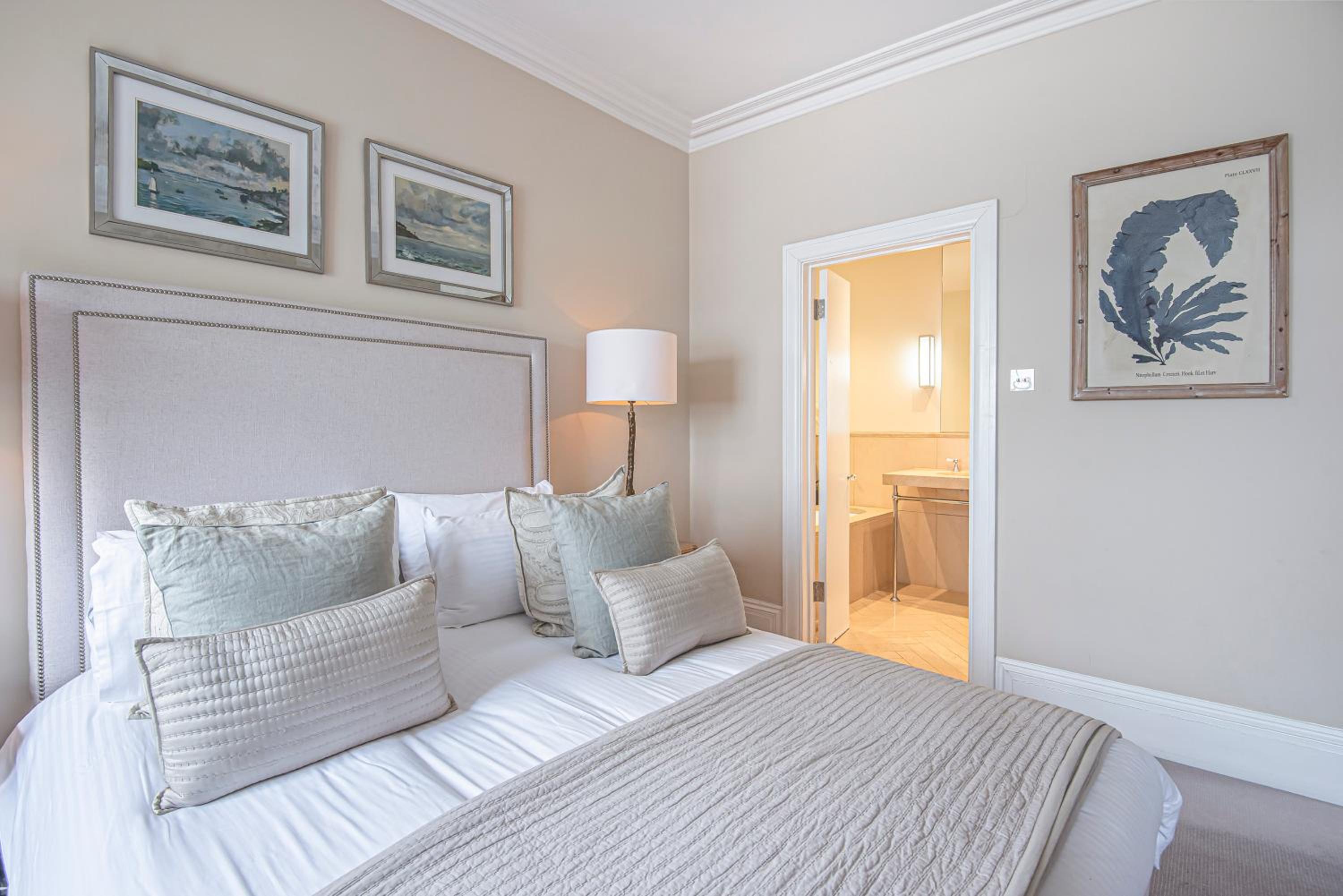 Seven-Bedroom House photo 1