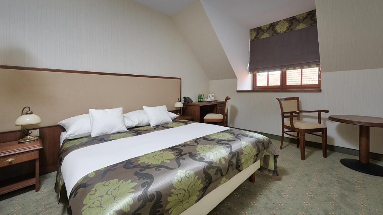 Queen Room photo 2