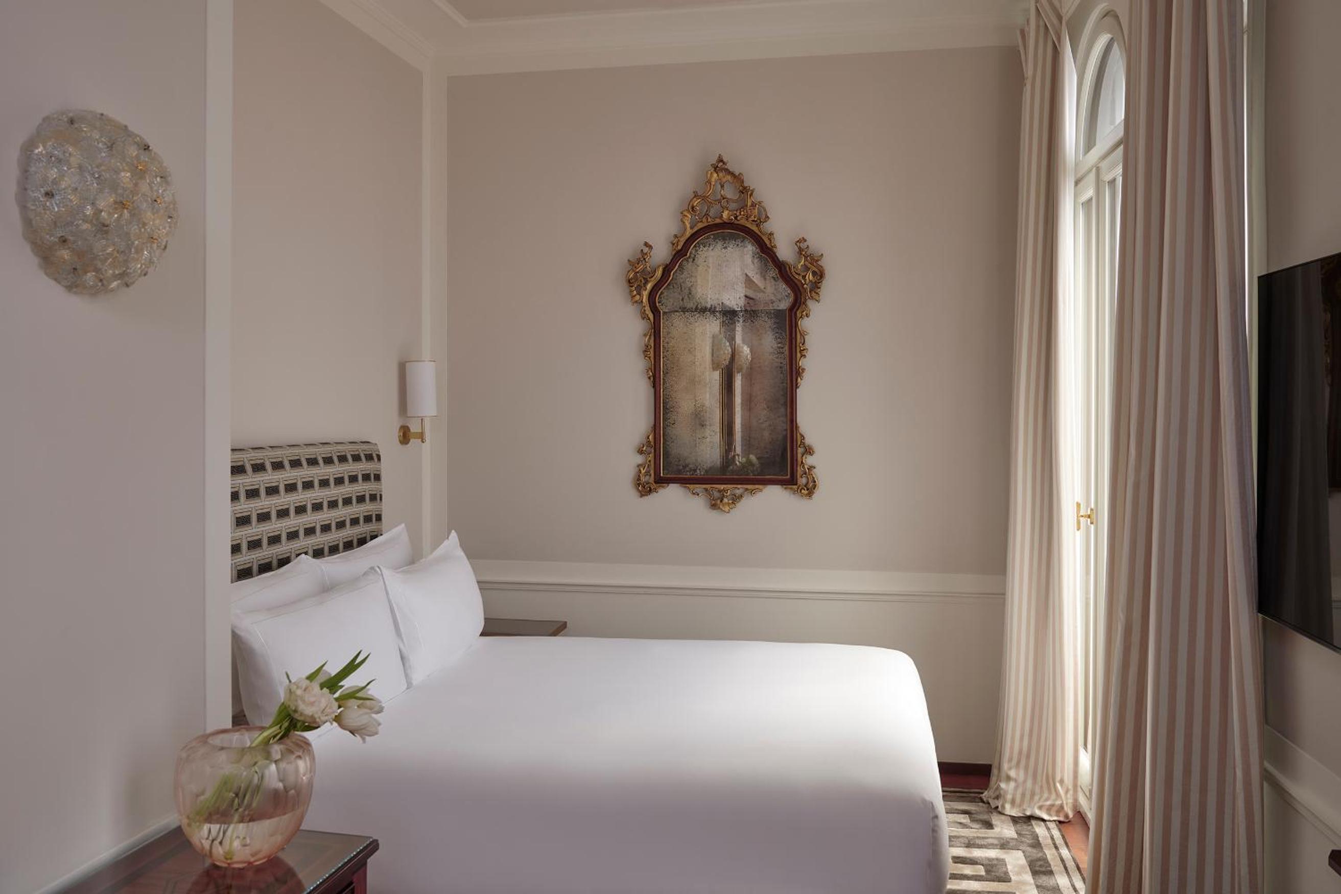 Deluxe Double Room with Canal View photo 2