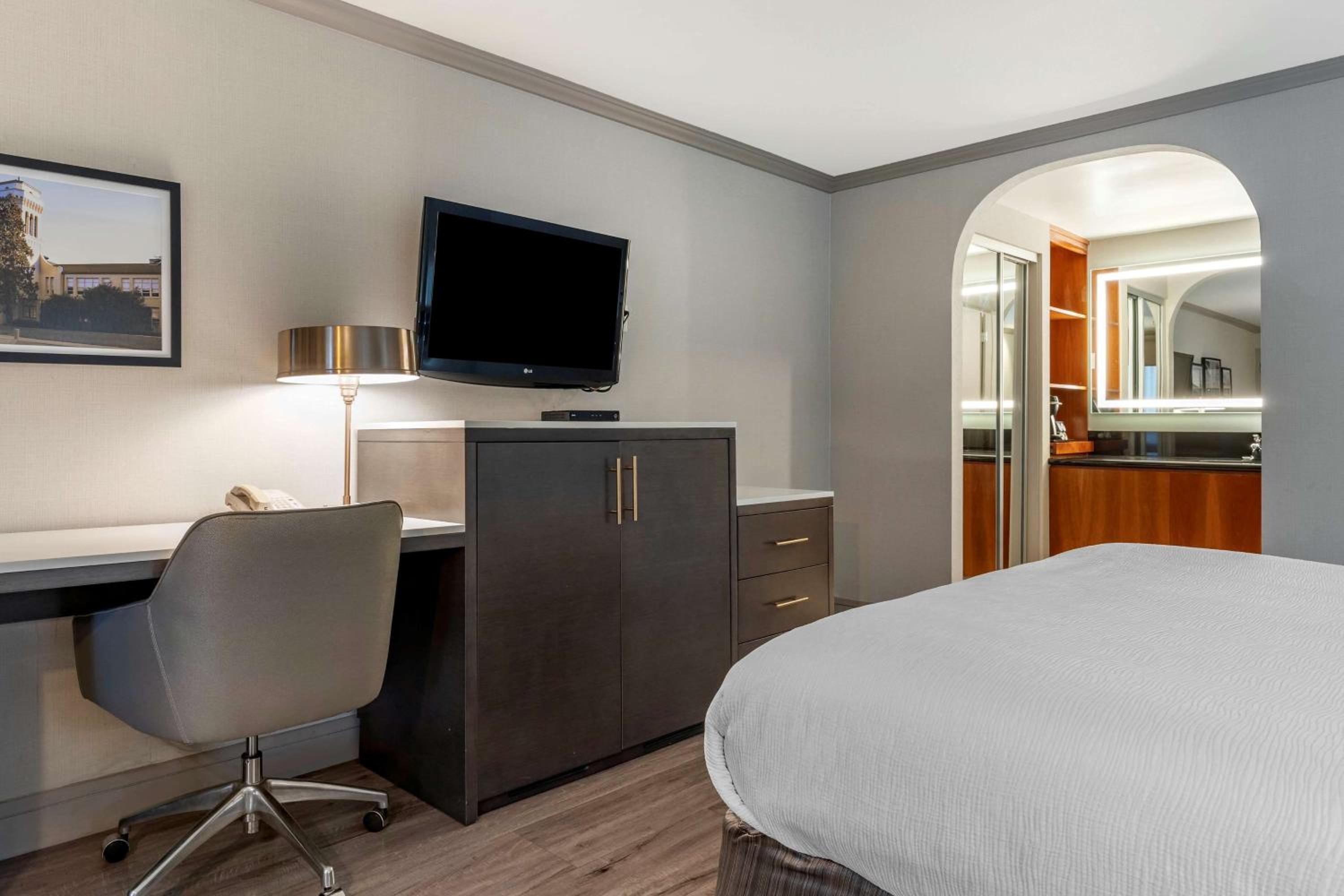 King Room with Single Sofa Bed - Photo 1
