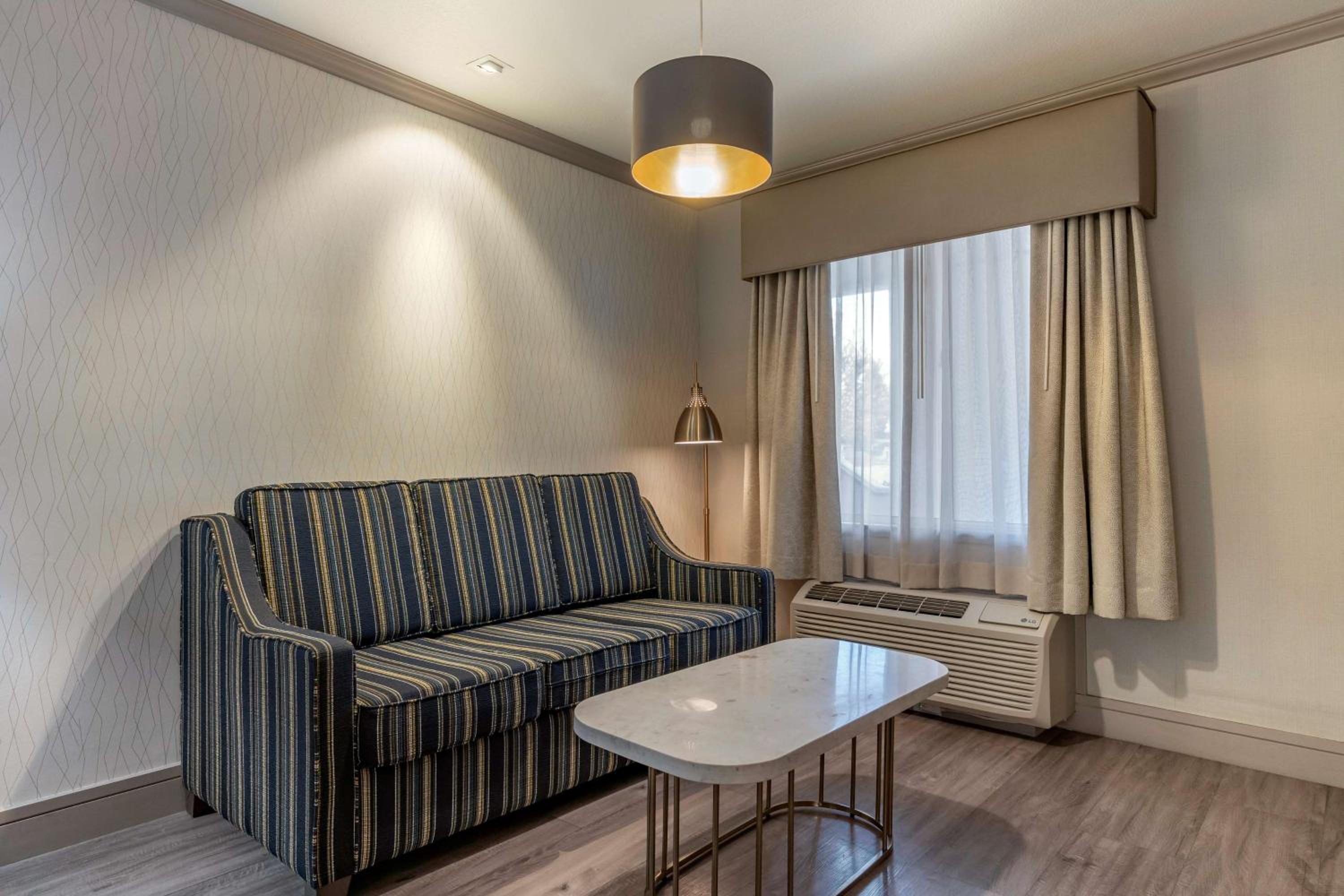 King Room with Single Sofa Bed - Photo 2