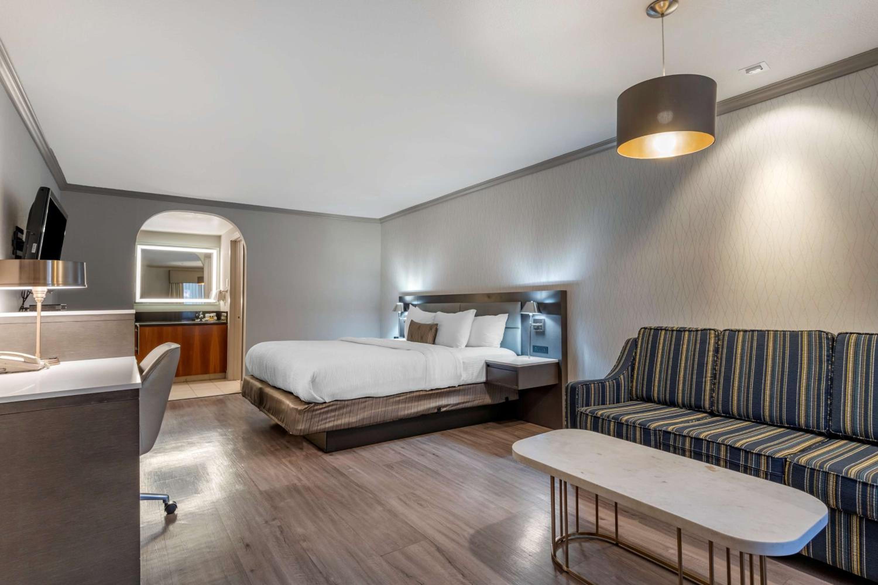 King Room with Single Sofa Bed - Photo 3