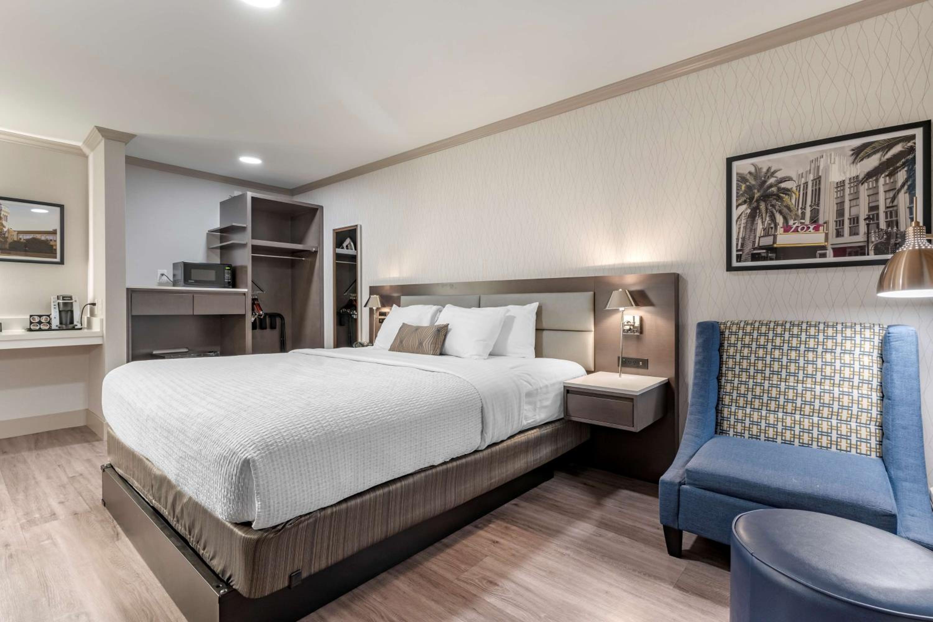 King Room with Roll-in Shower - Mobility Accessible/Non-Smoking - Photo 1