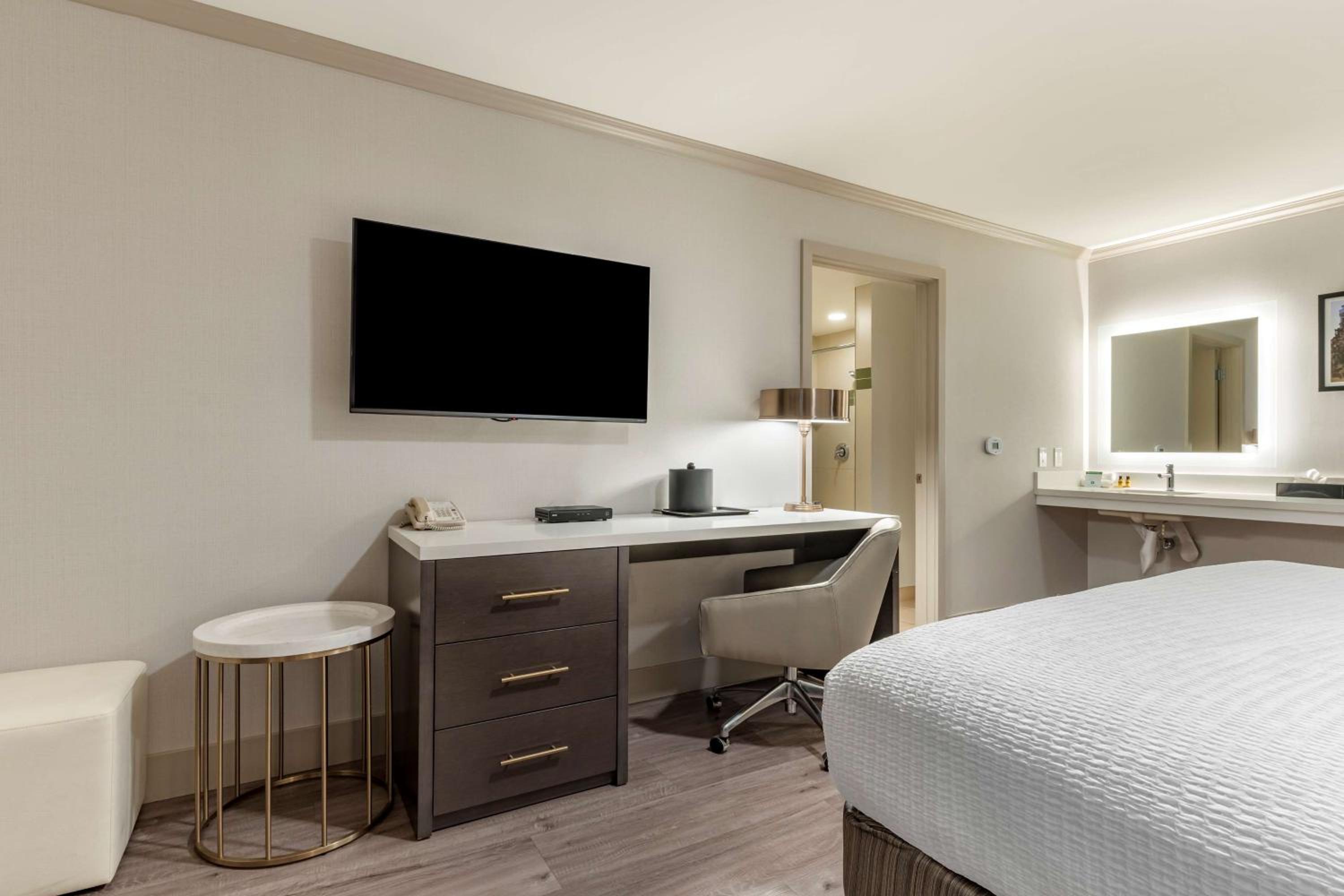 King Room with Roll-in Shower - Mobility Accessible/Non-Smoking - Photo 2