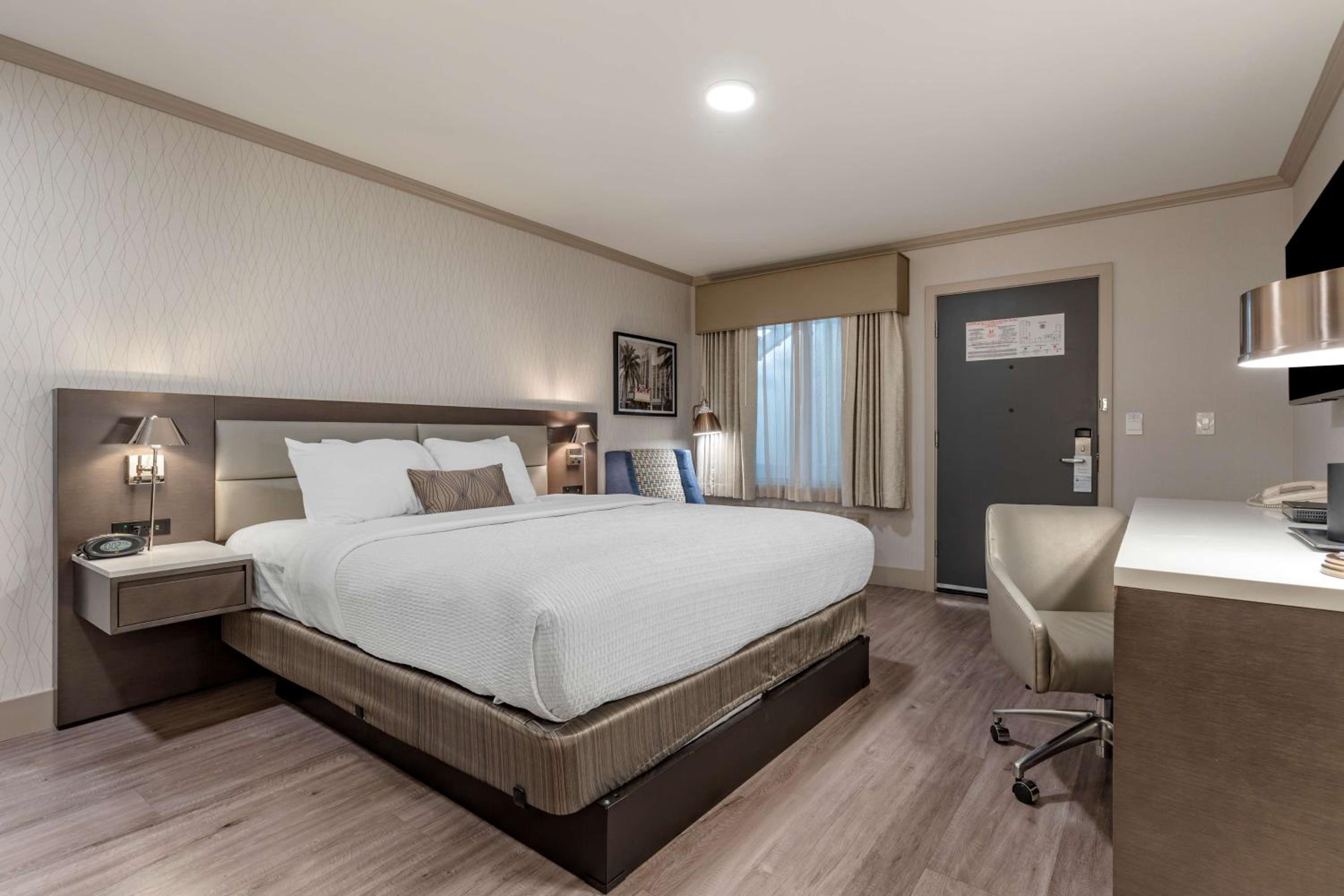 King Room with Roll-in Shower - Mobility Accessible/Non-Smoking - Photo 3
