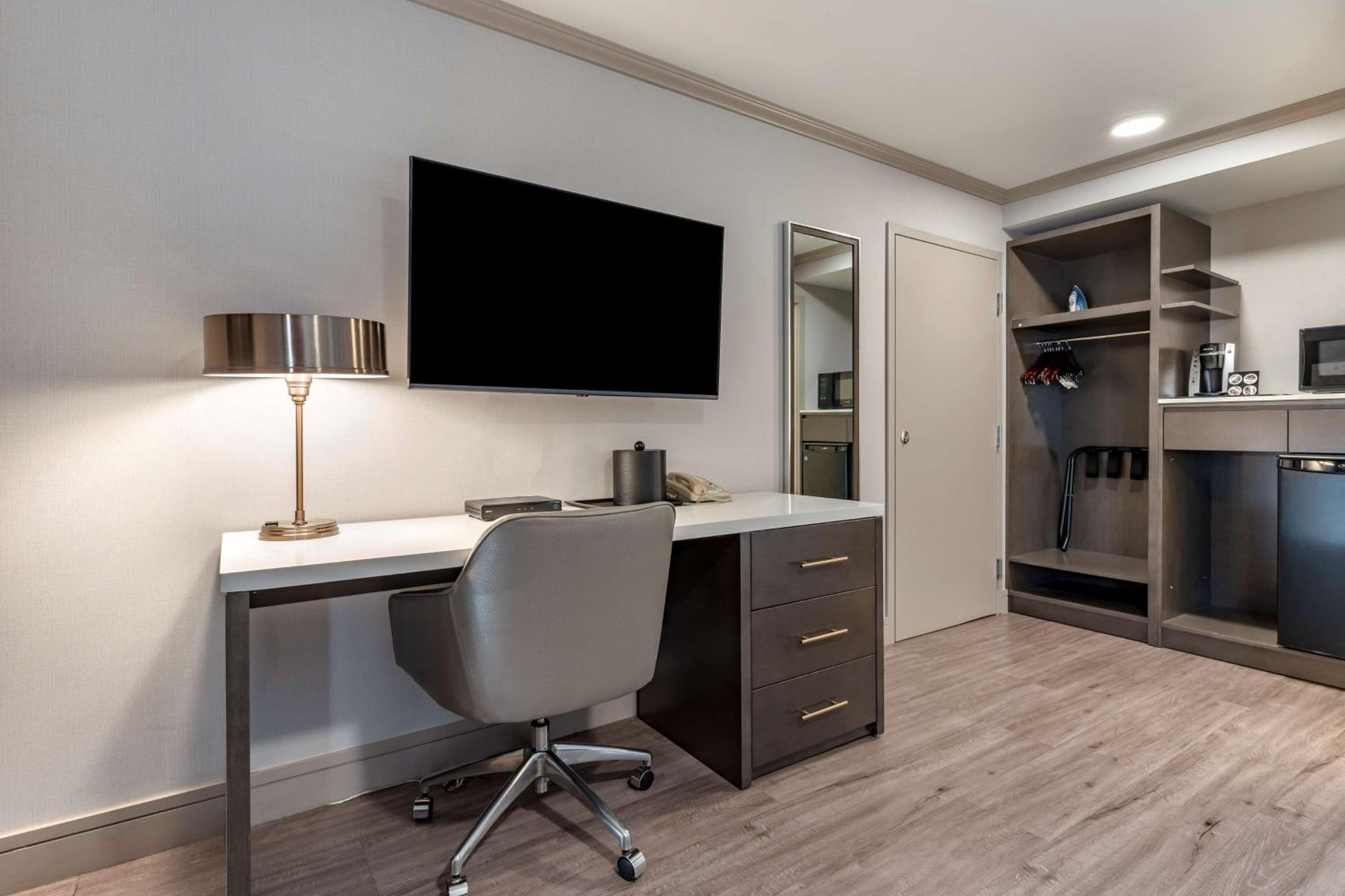 King Room with Roll-in Shower - Mobility Accessible/Non-Smoking - Photo 5