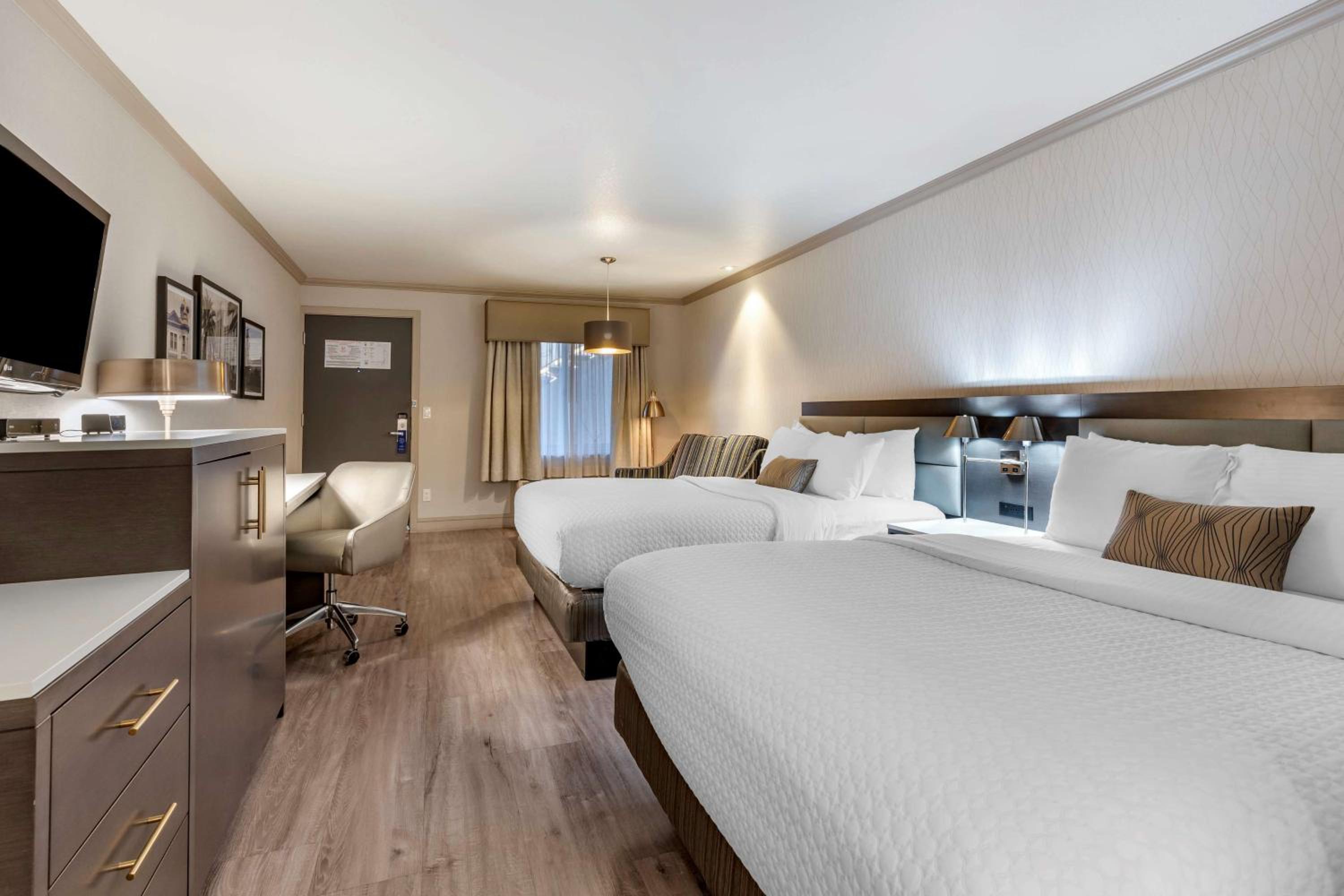 Queen Room with Two Queen Beds and Single Sofa Bed - Photo 3