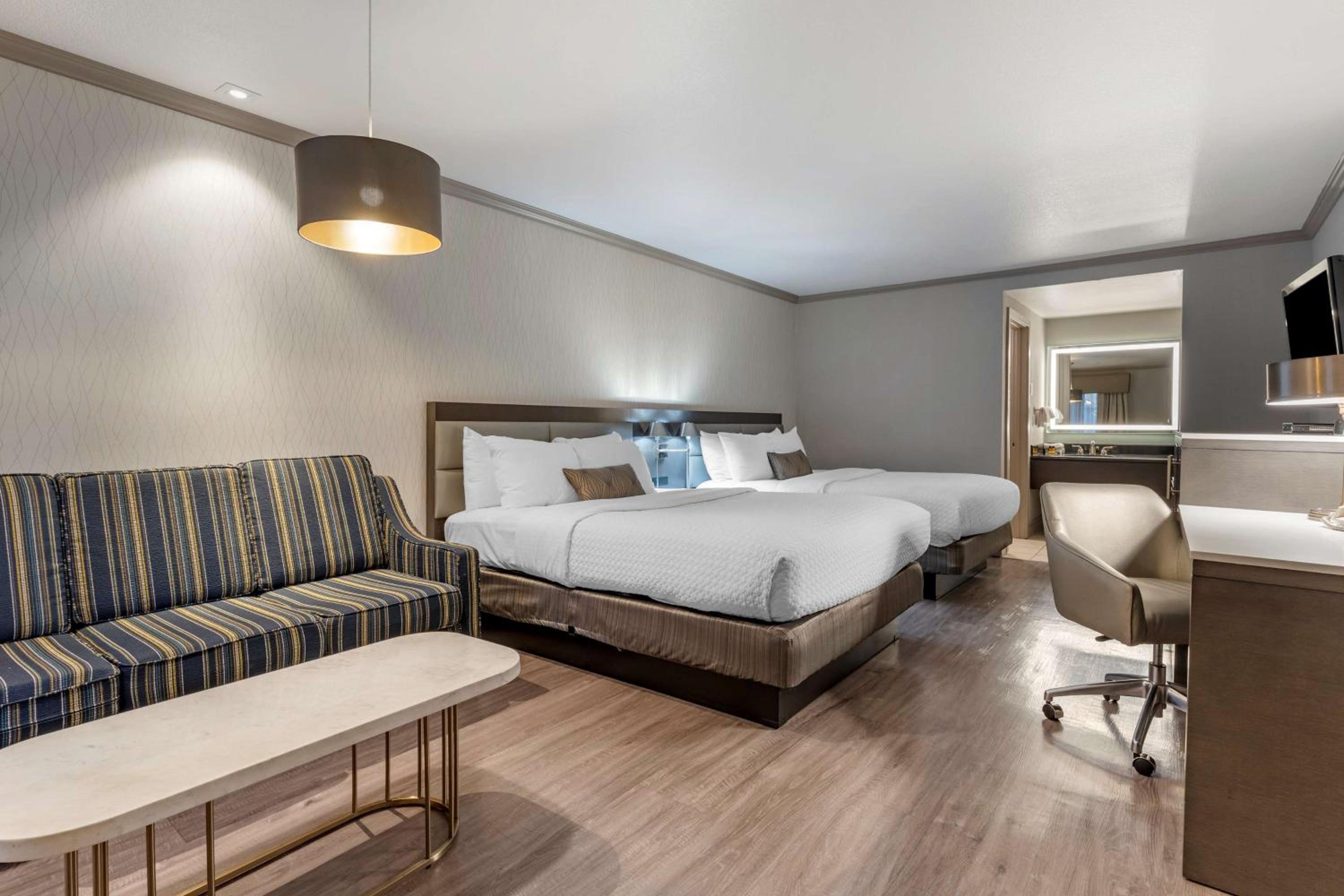 Queen Room with Two Queen Beds and Single Sofa Bed - Photo 2