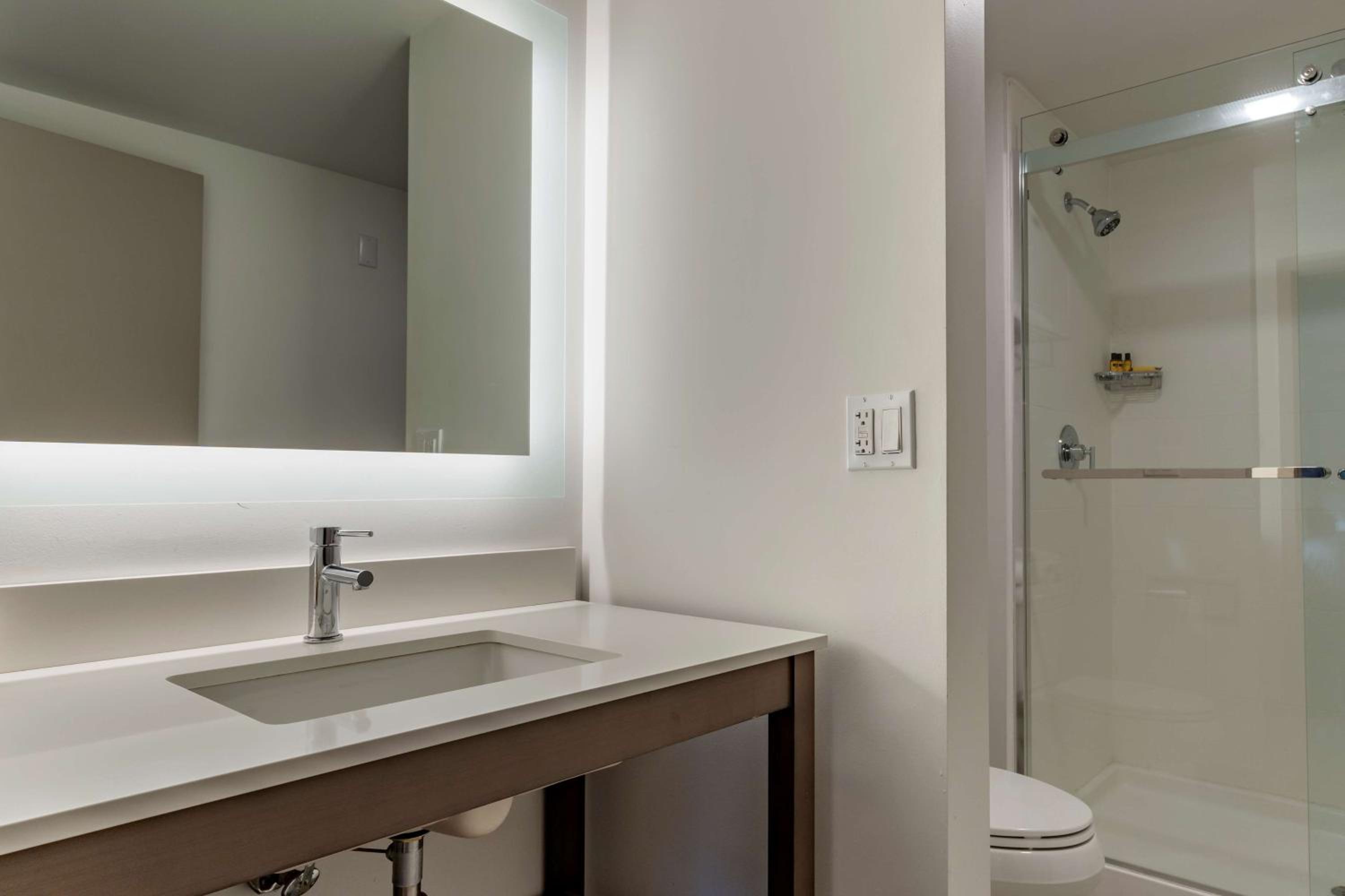King Room with Bath Tub - Non-Smoking - Photo 5