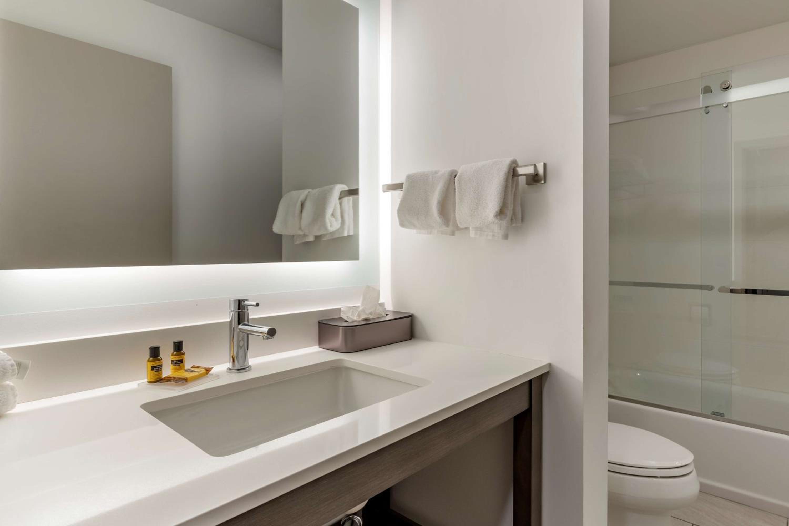 King Room with Bath Tub - Non-Smoking - Photo 7