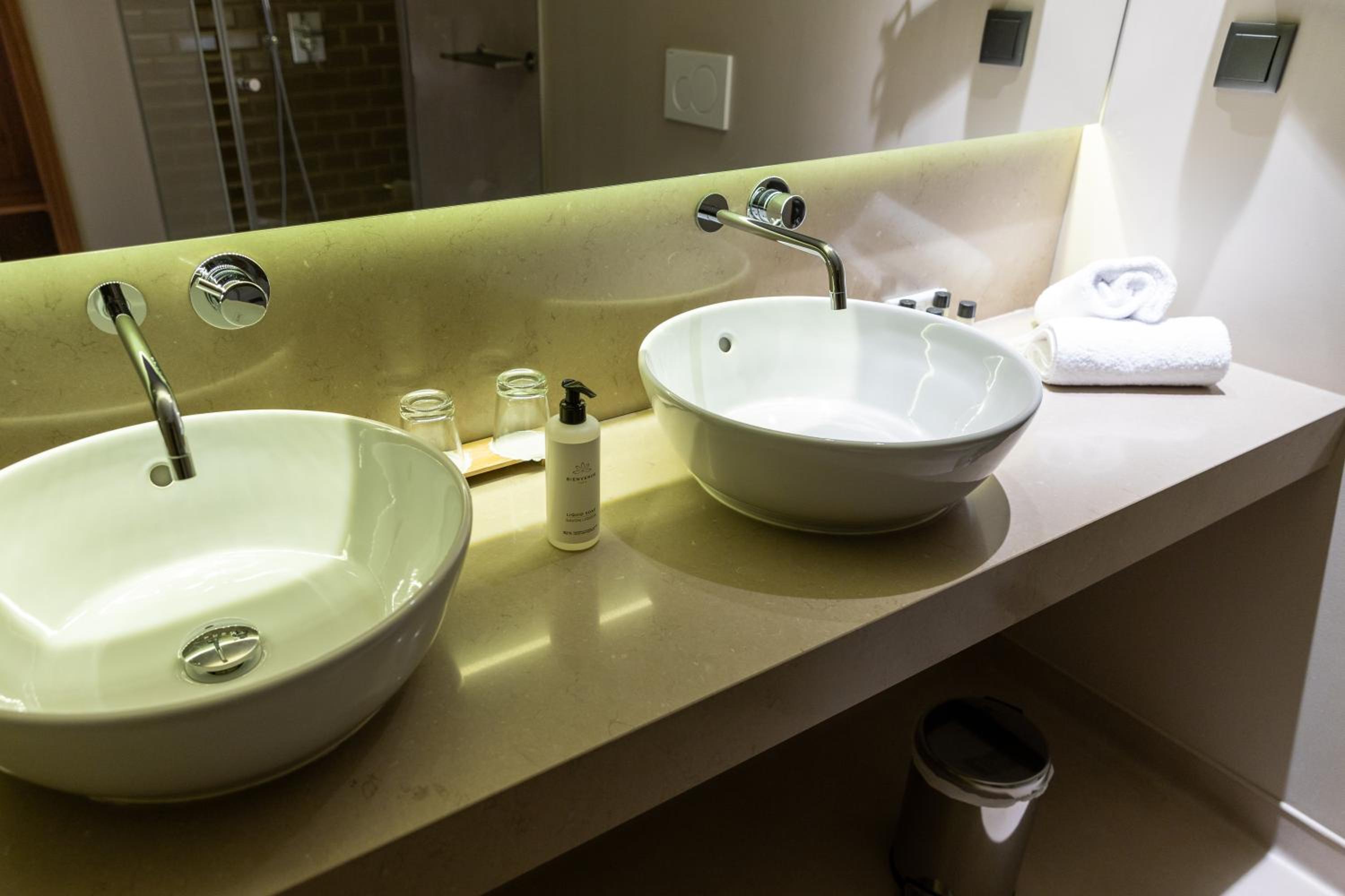 Suite - Photo 3