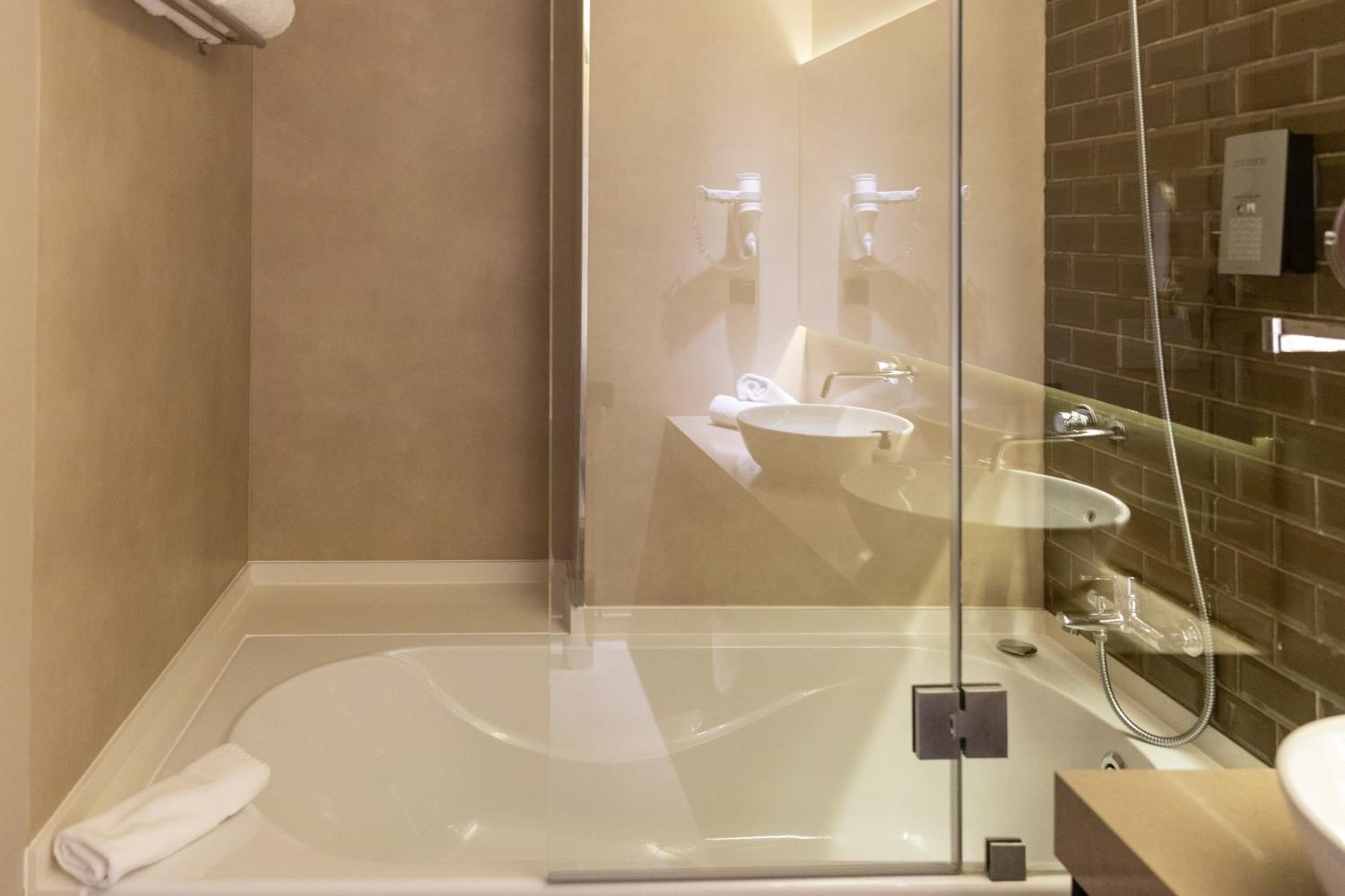 Suite - Photo 14