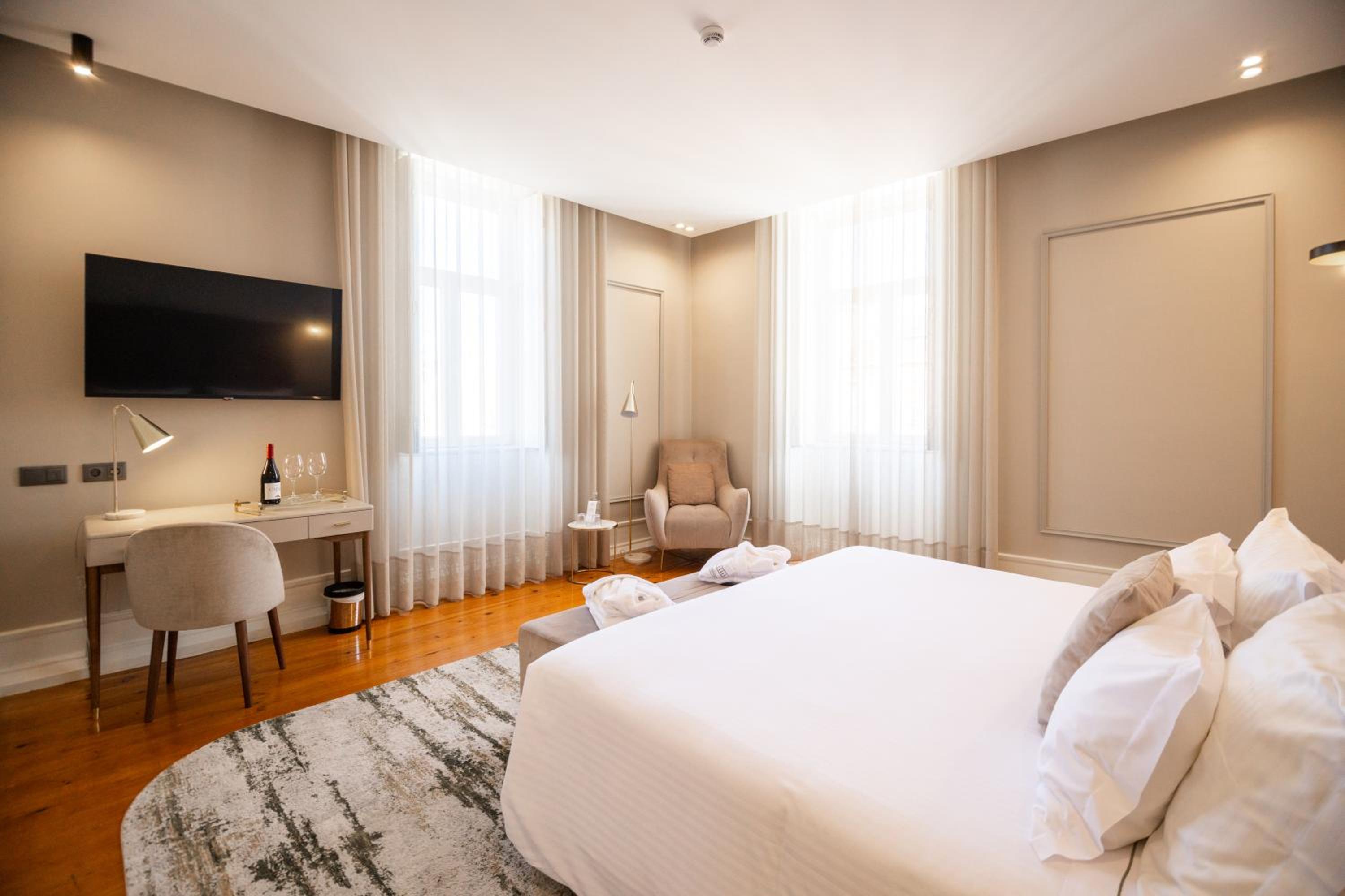 Suite - Photo 1