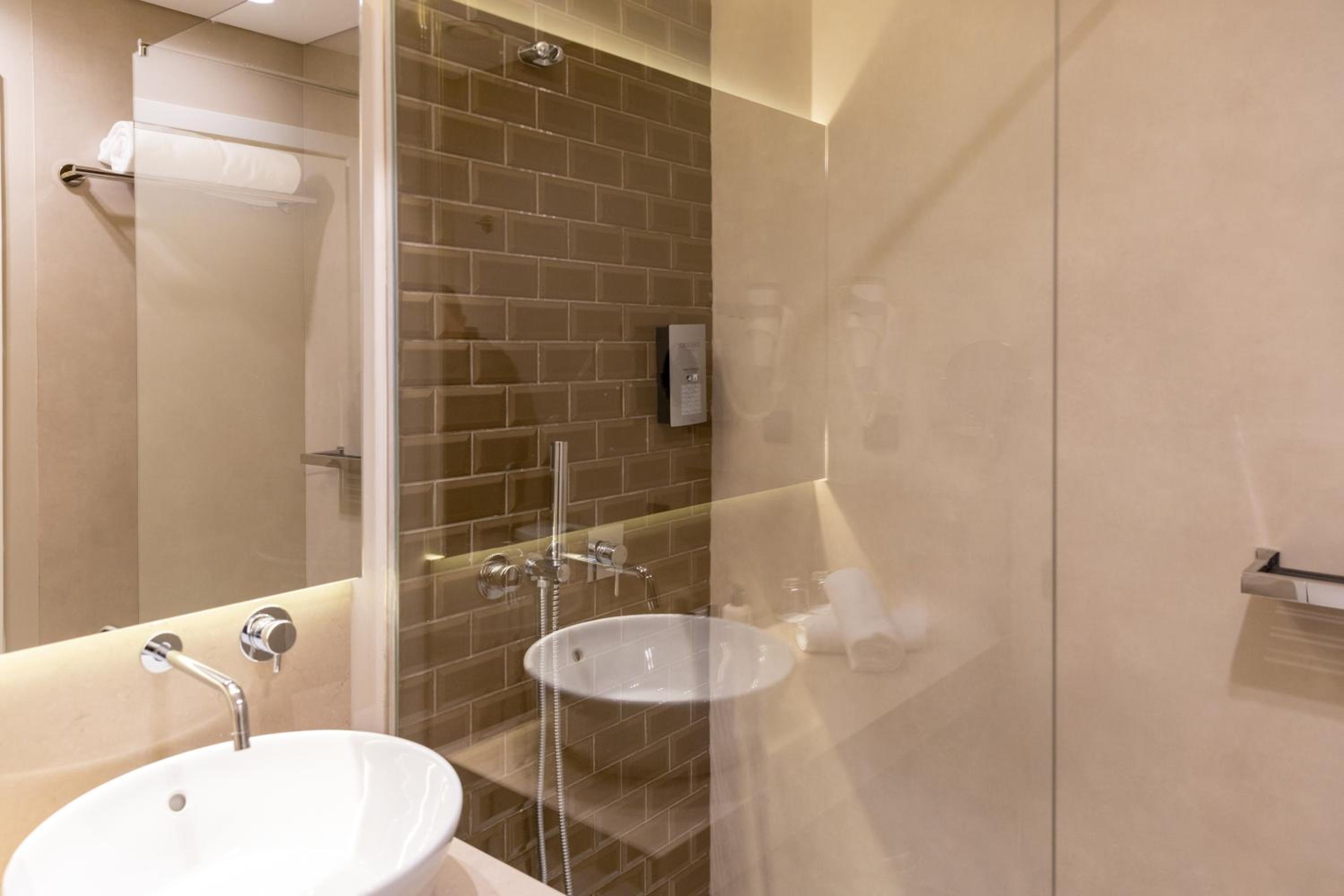 Suite - Photo 11