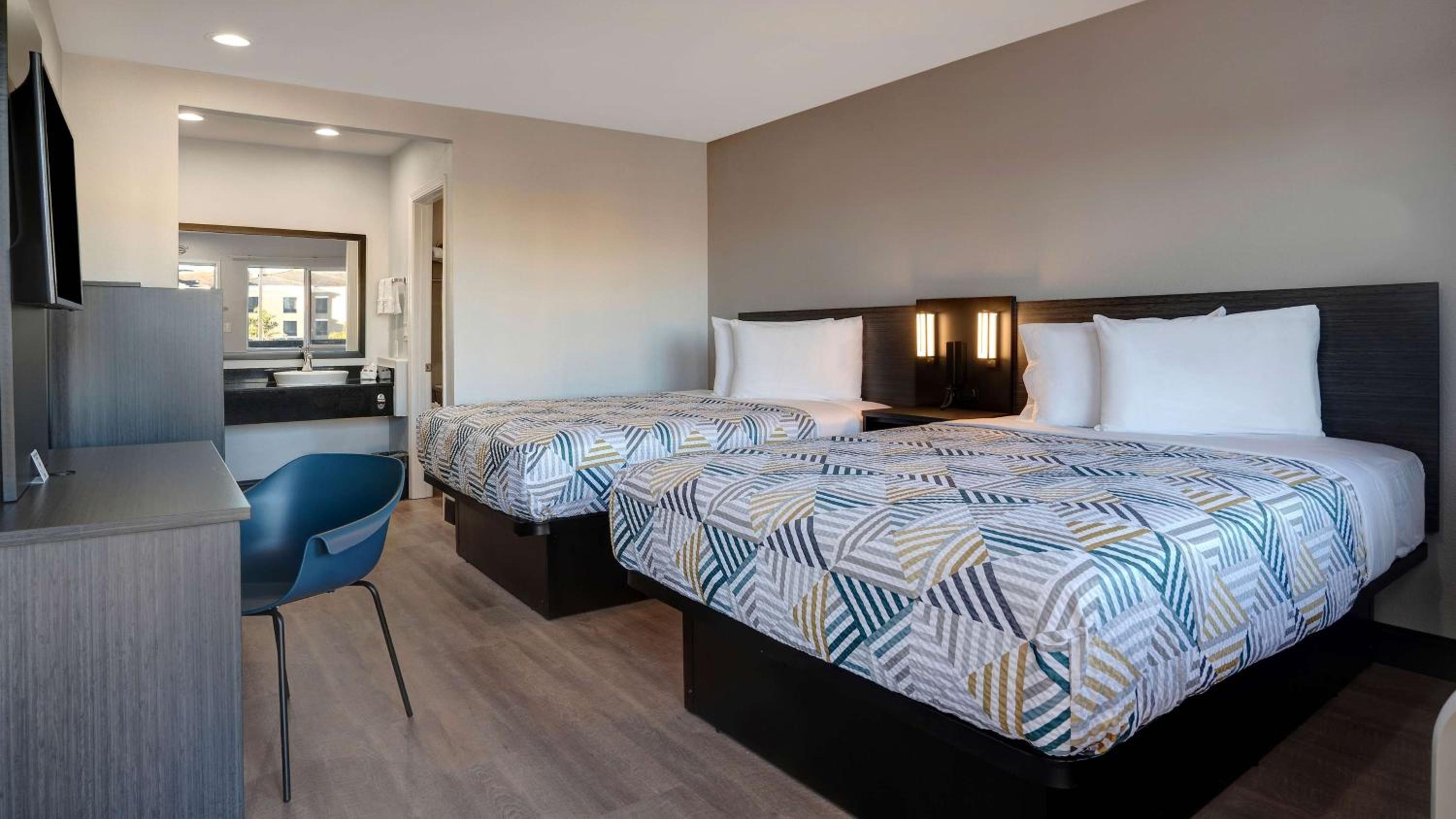 Deluxe Queen Room with Two Queen Beds - Non-Smoking