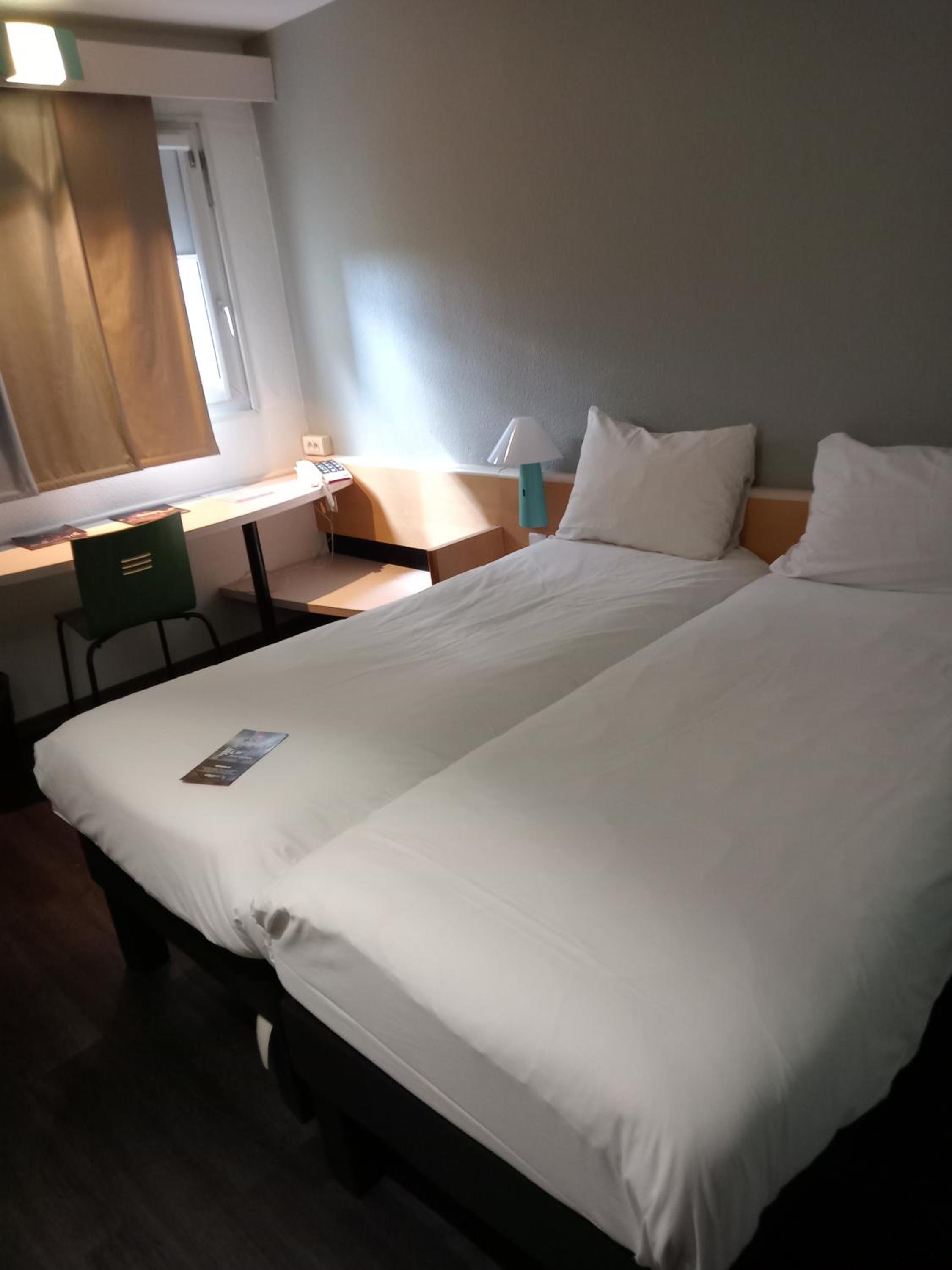 Standard Room with 2 Single Beds - Photo 3
