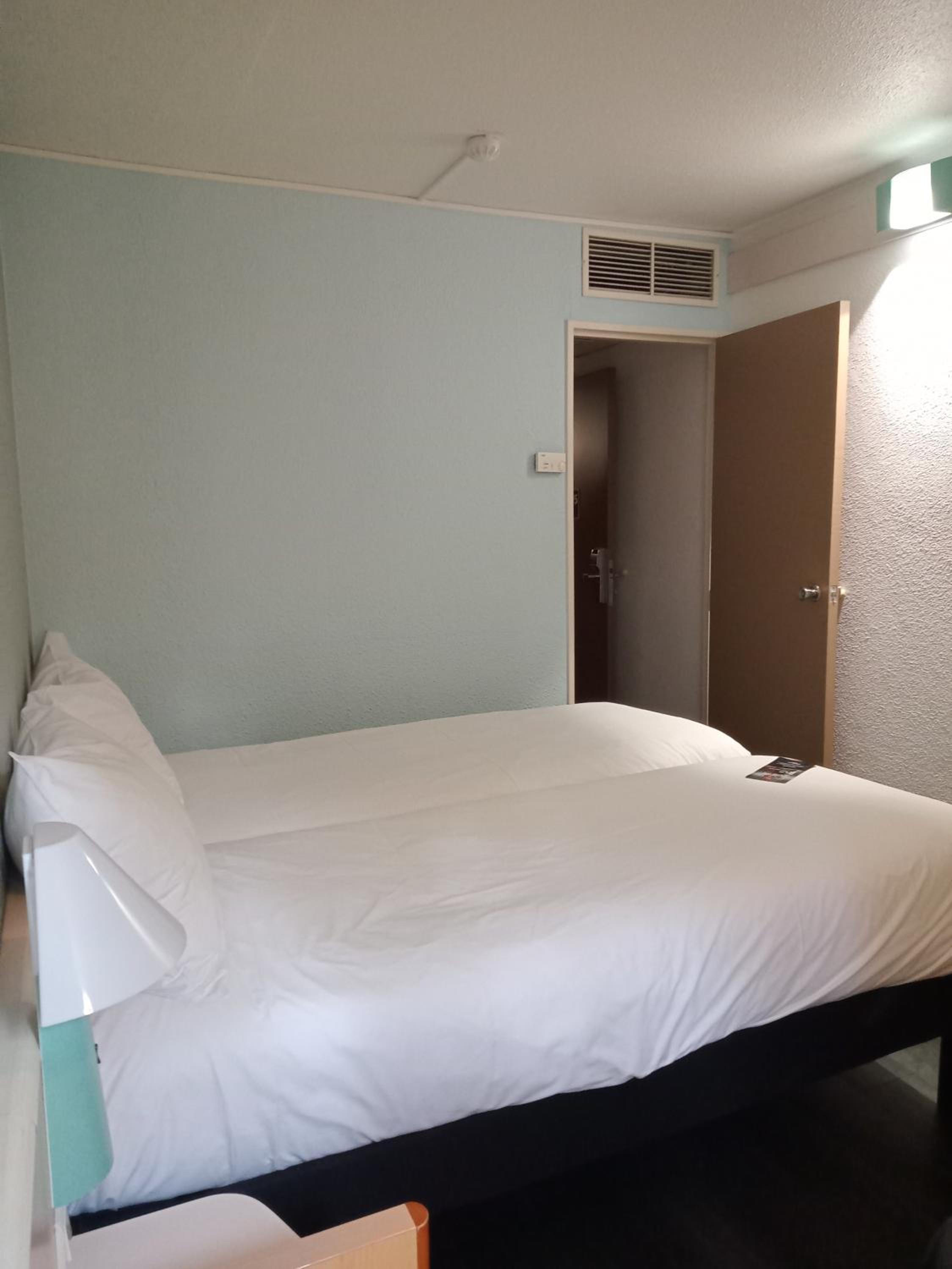 Standard Room with 2 Single Beds - Photo 4