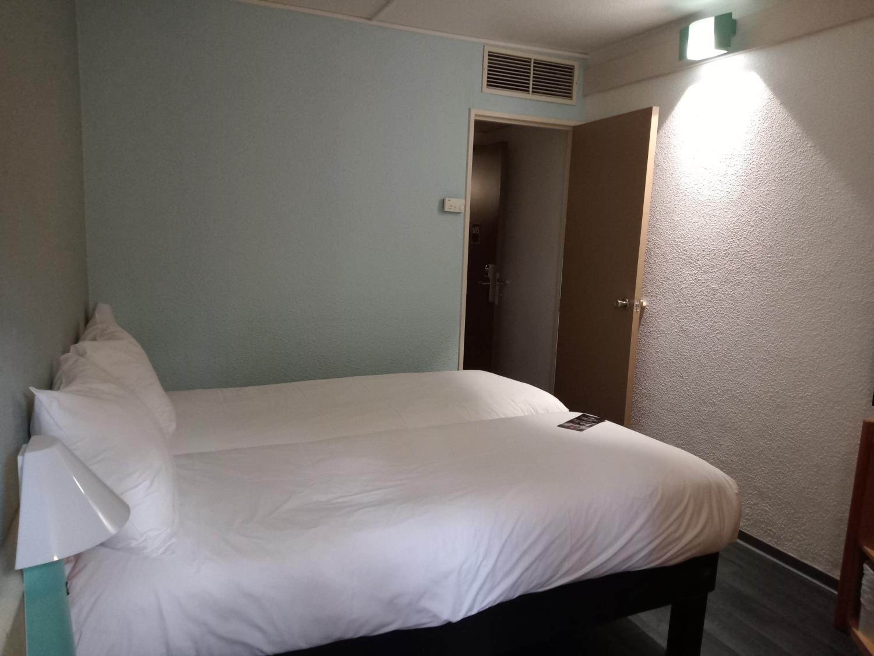 Standard Room with 2 Single Beds - Photo 6