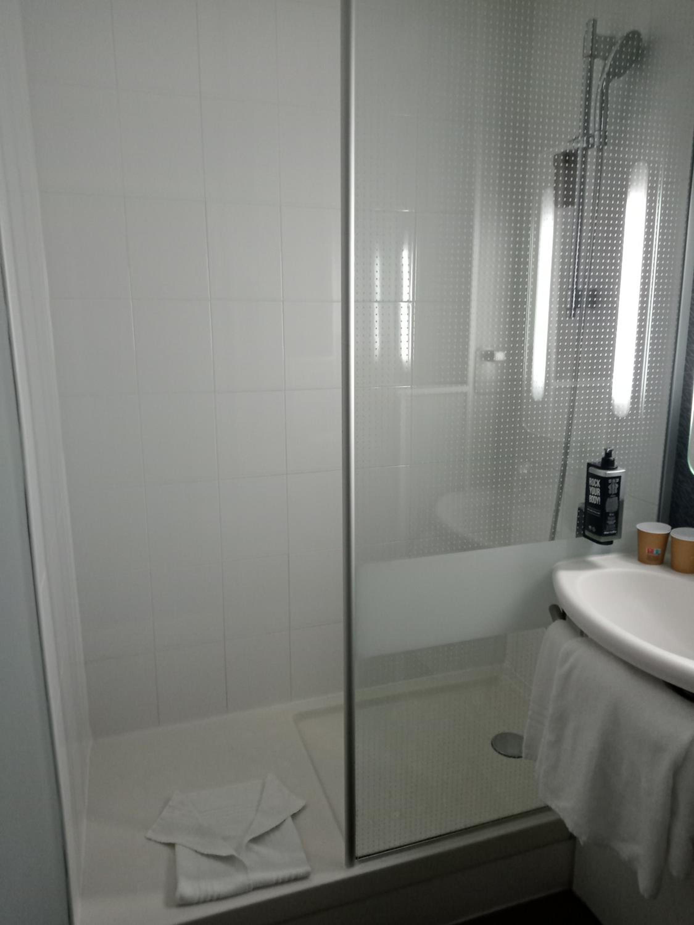 Standard Room with 2 Single Beds - Photo 8
