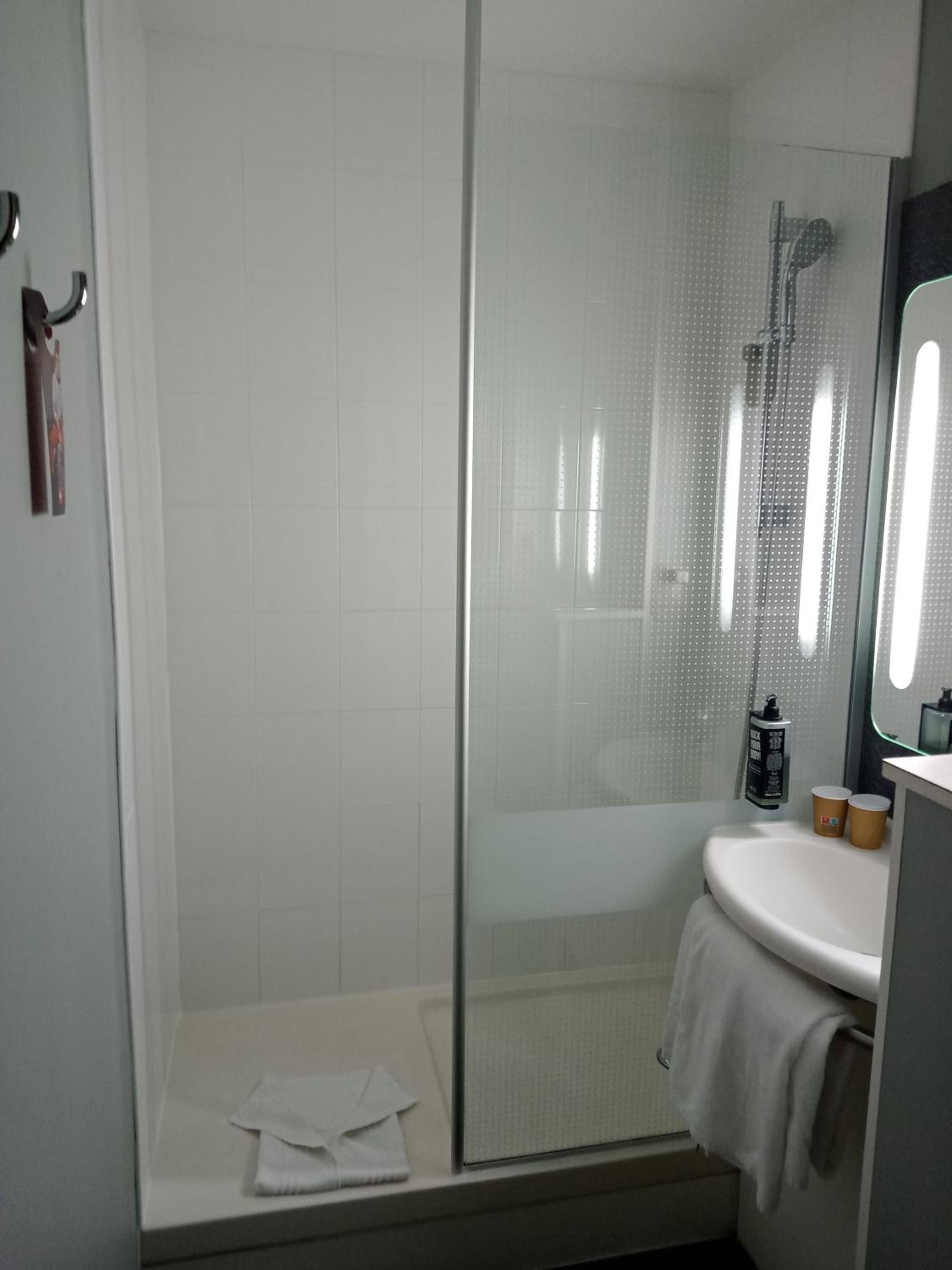 Standard Room with 2 Single Beds - Photo 2