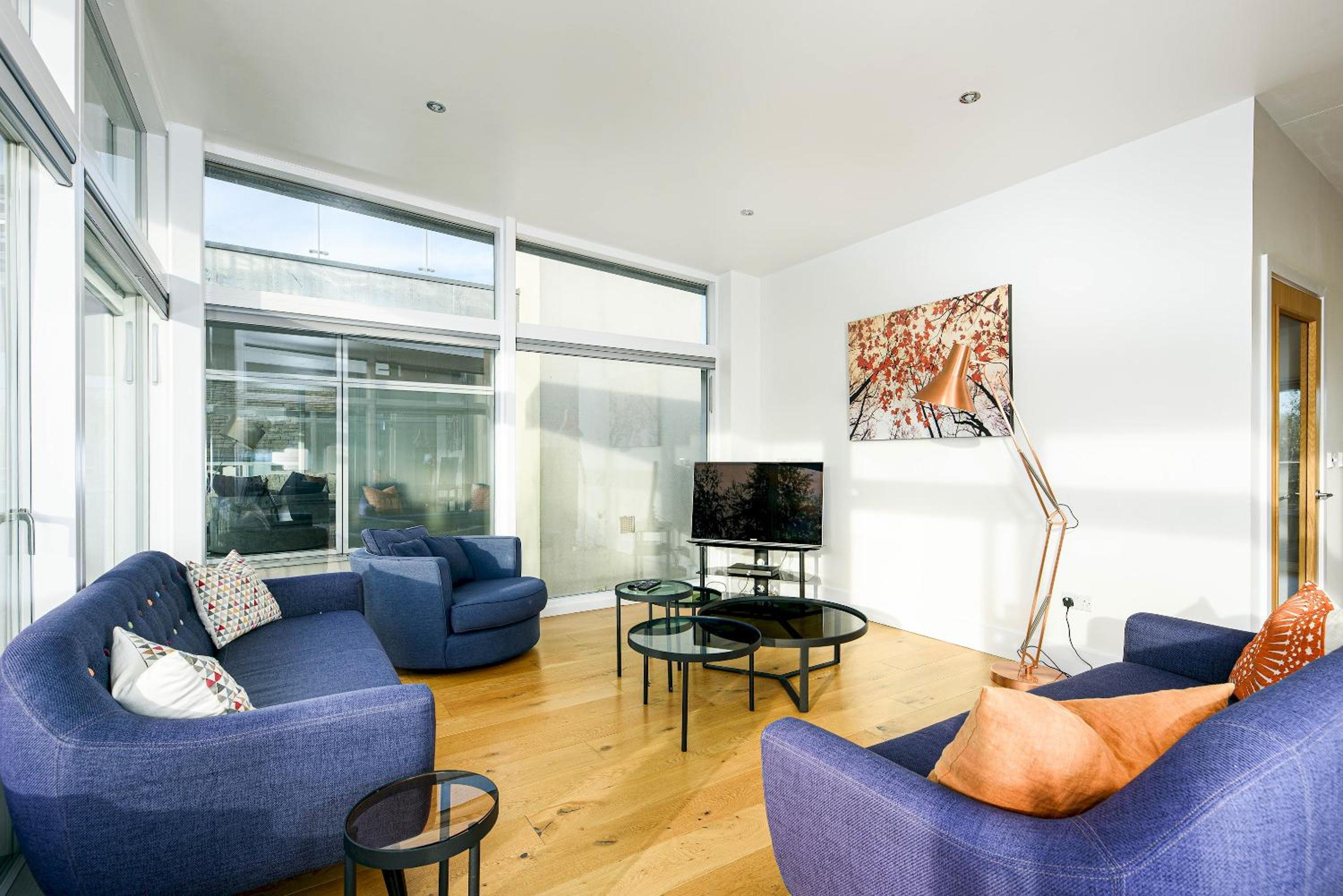 Five-Bedroom House photo 1