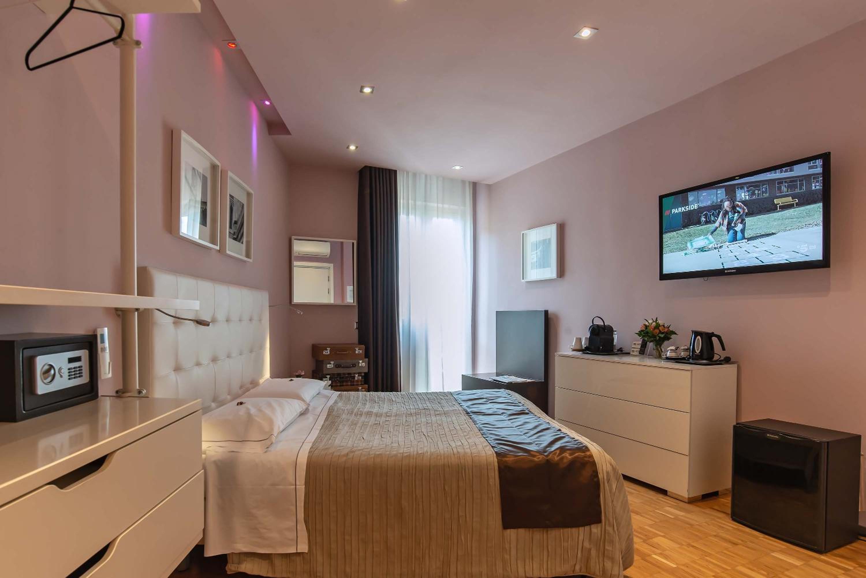 Double or Twin Room photo 3