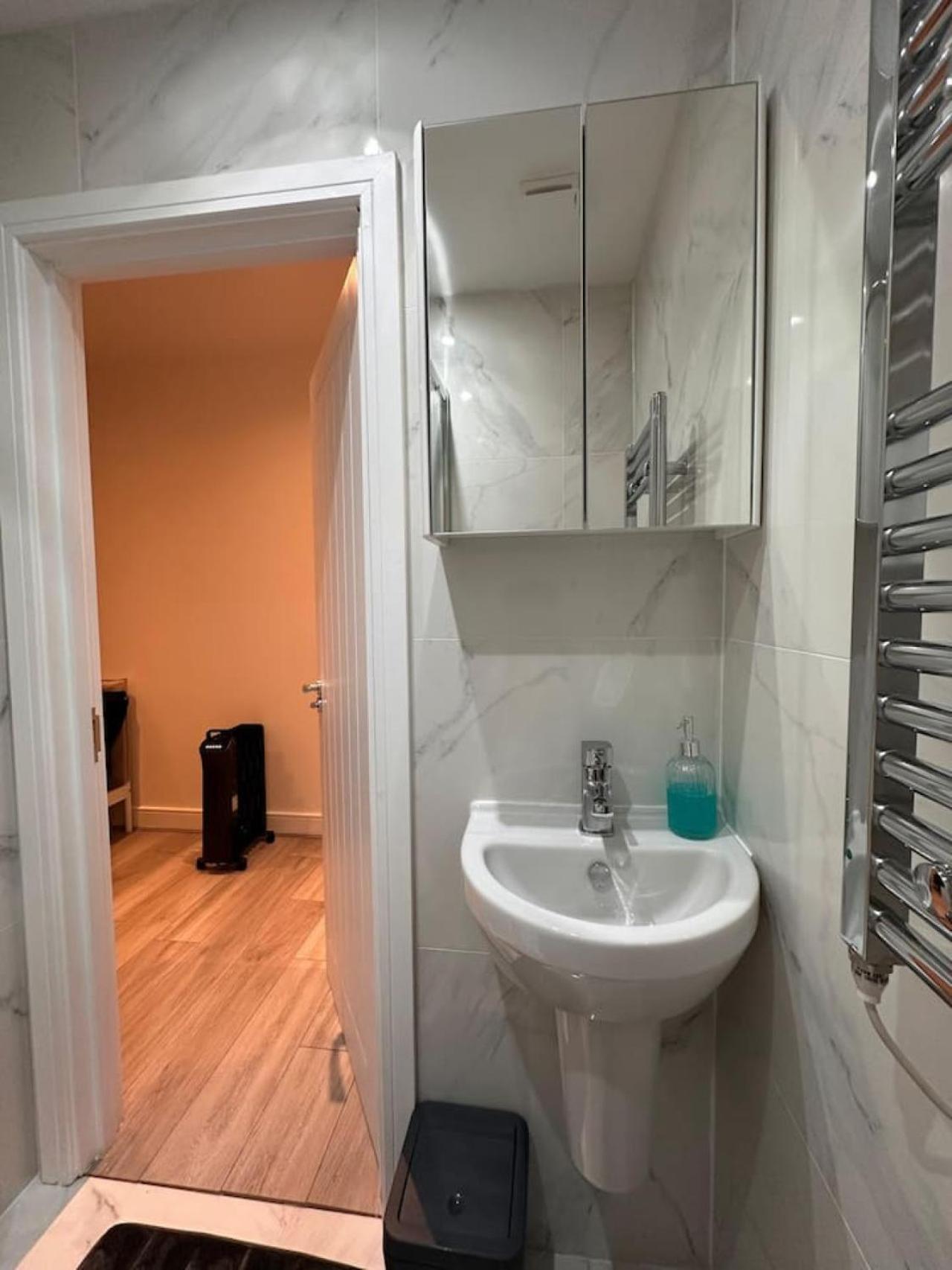 Double Room with Private Bathroom photo 2