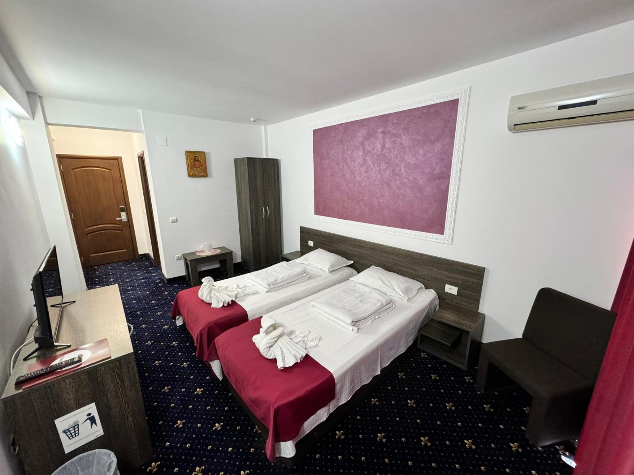 Twin Room - Photo 3