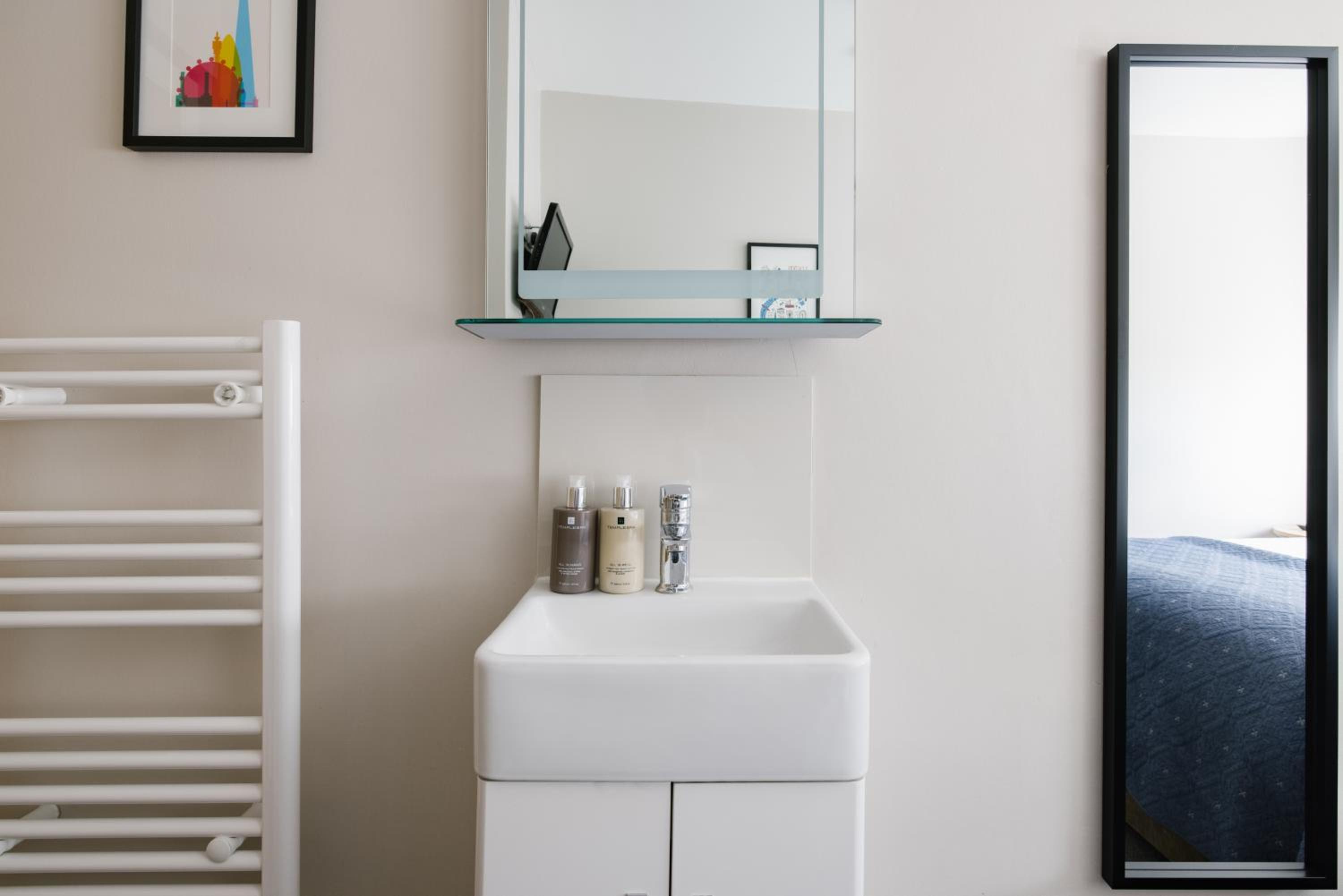 Standard Twin Room with Shared Bathroom photo 1