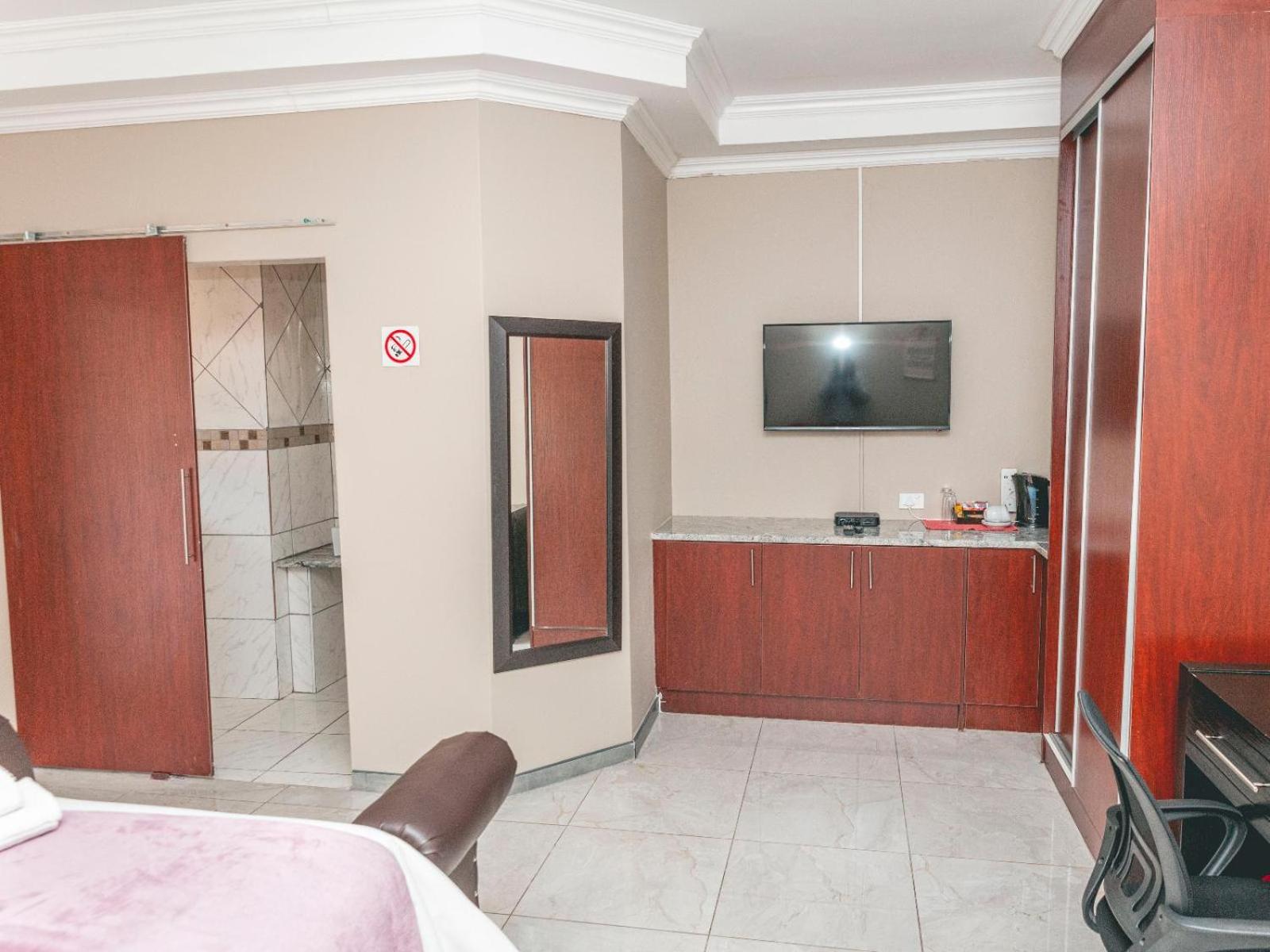 Executive Suite - Photo 10