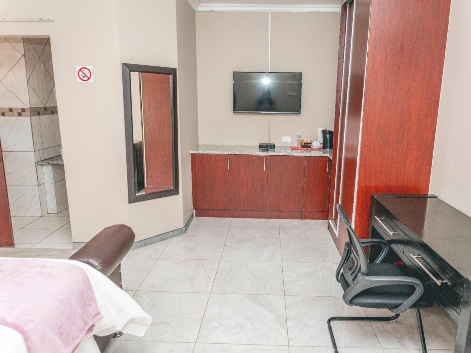 Executive Suite - Photo 11